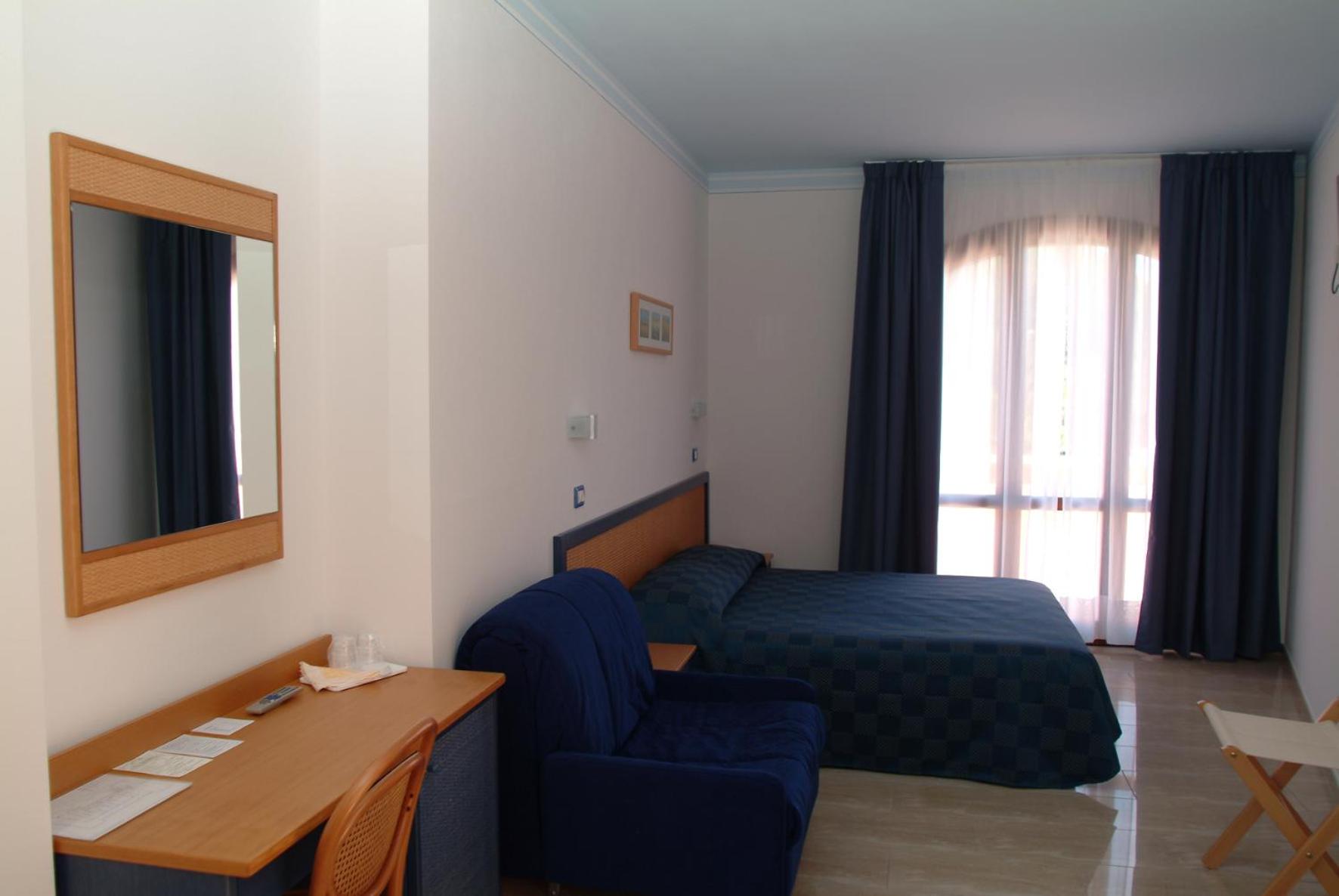 Triple Room with Terrace photo 3