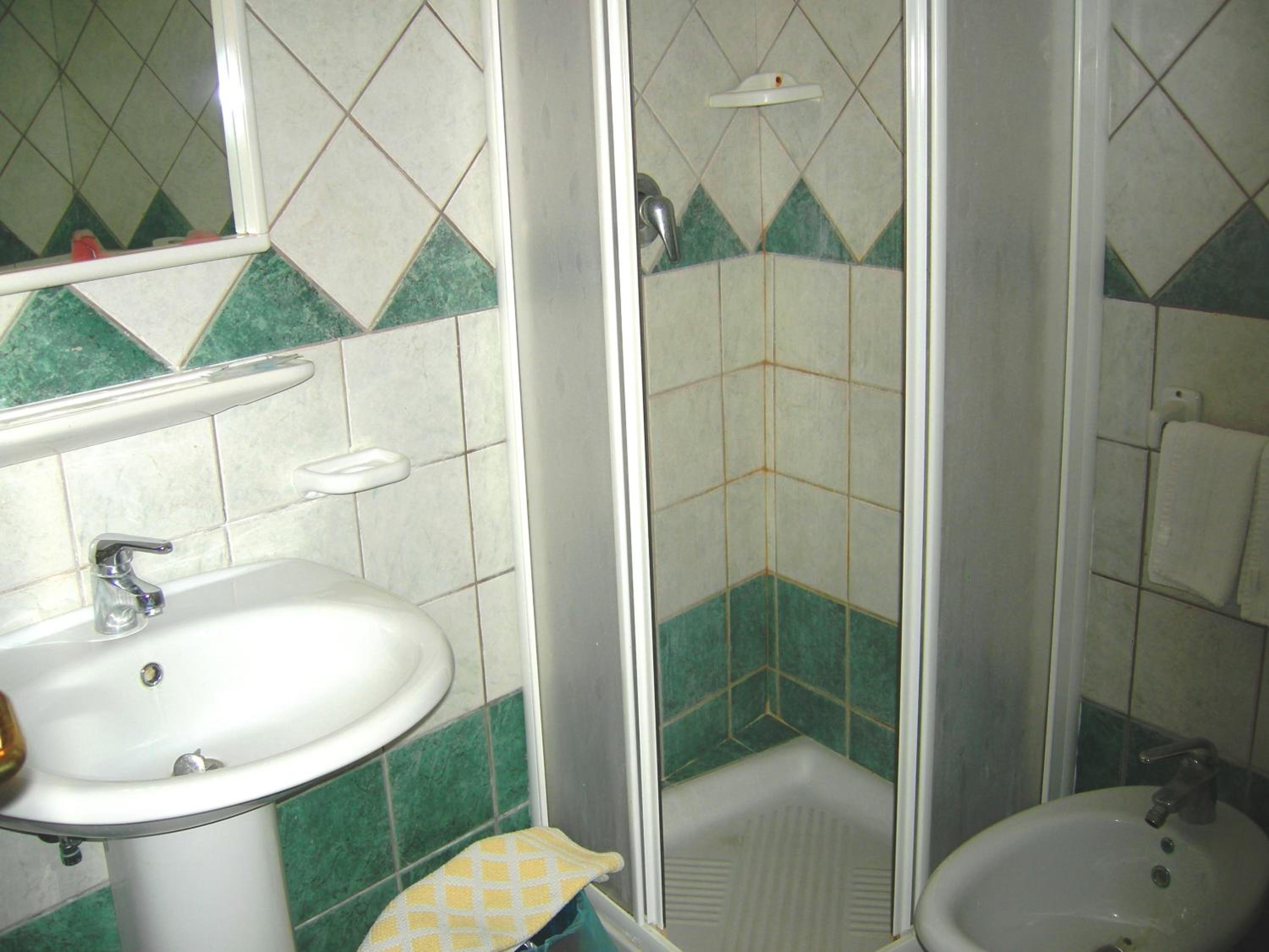 Standard Double Room - Photo 9