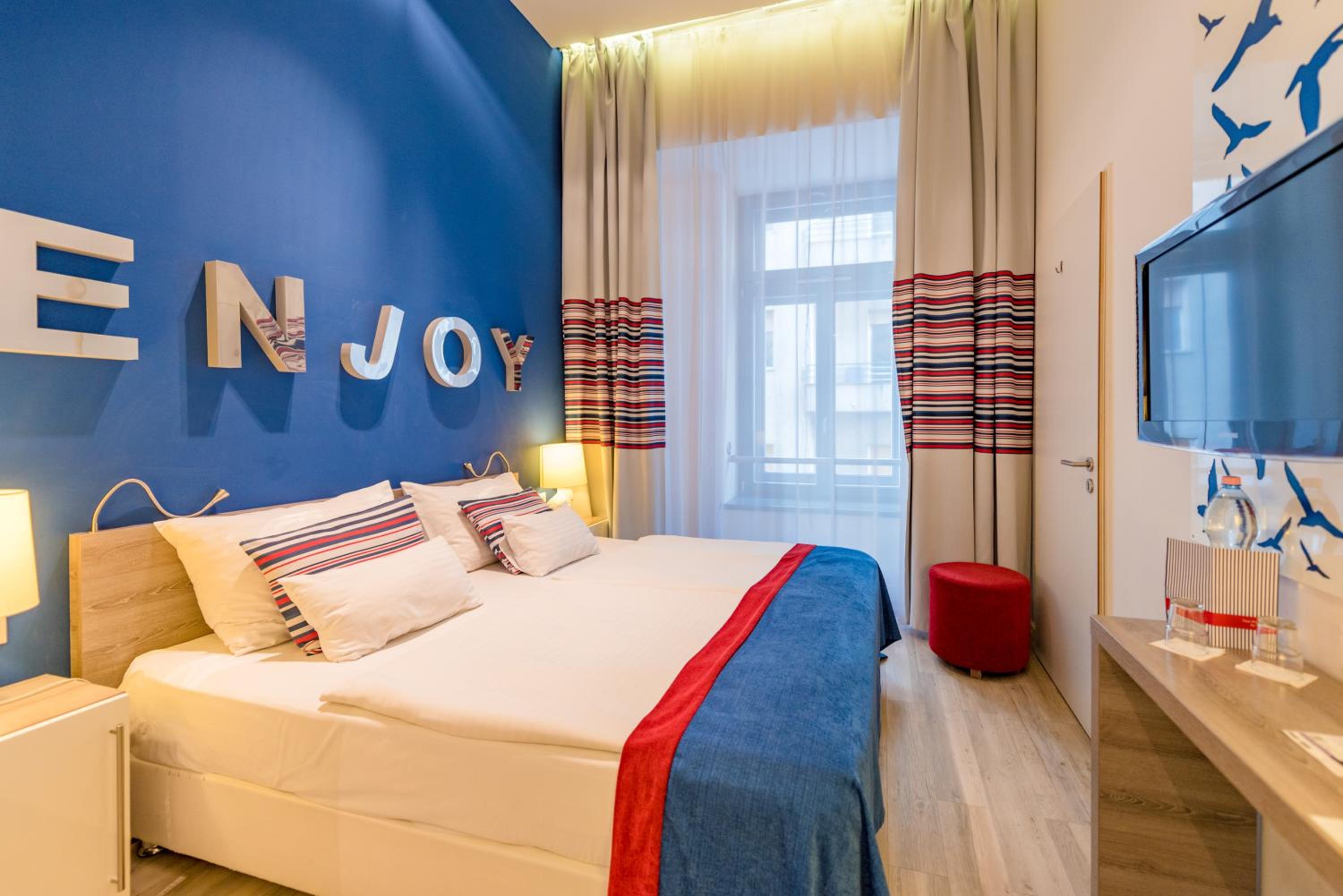 Standard Double or Twin Room - Photo 7