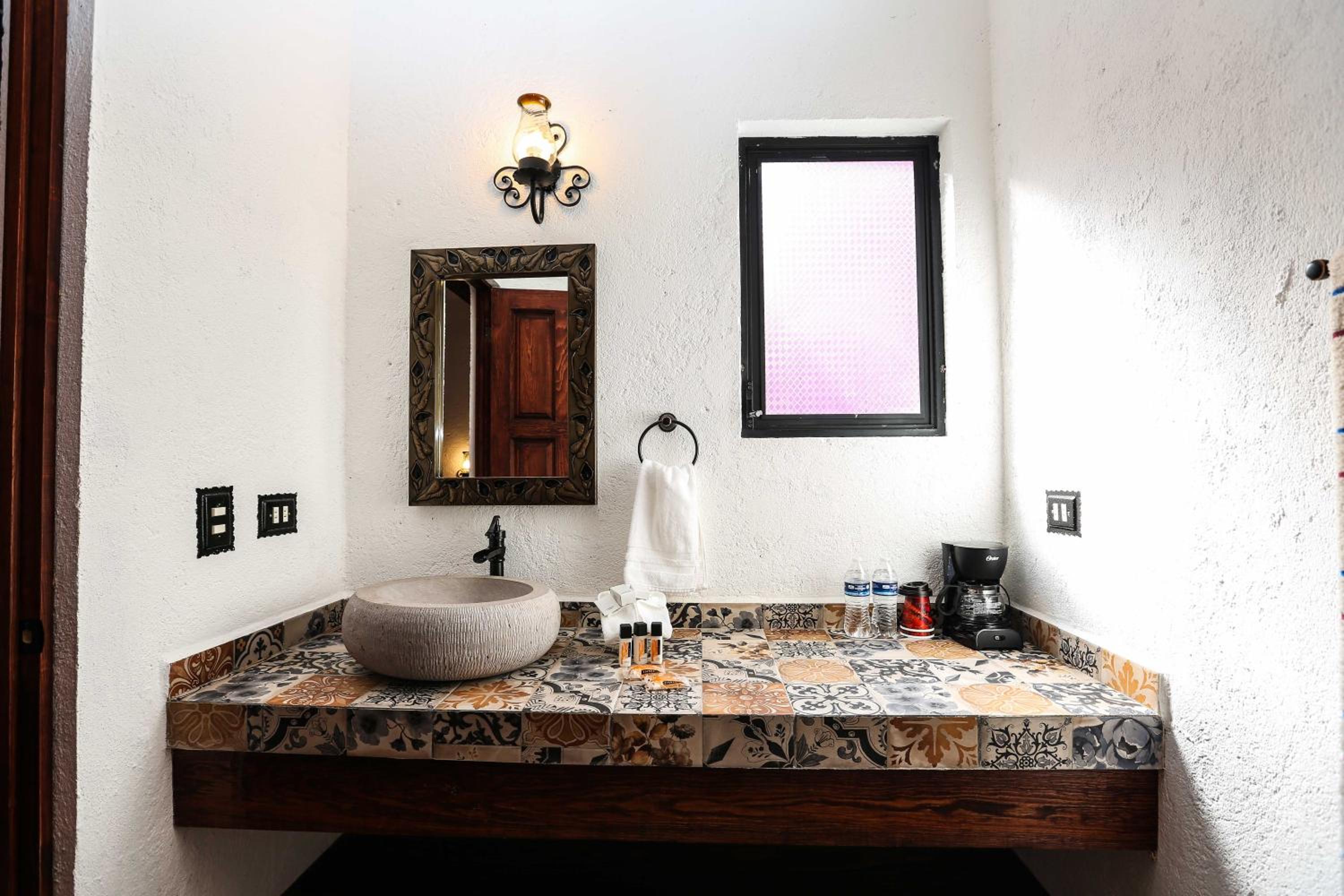 Deluxe King Room - Photo 7