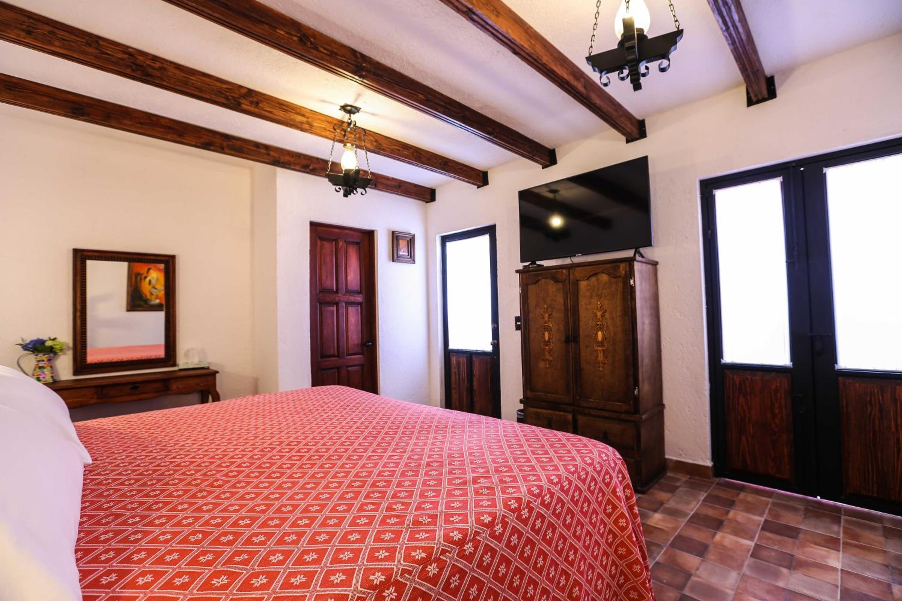 Deluxe King Room - Photo 8