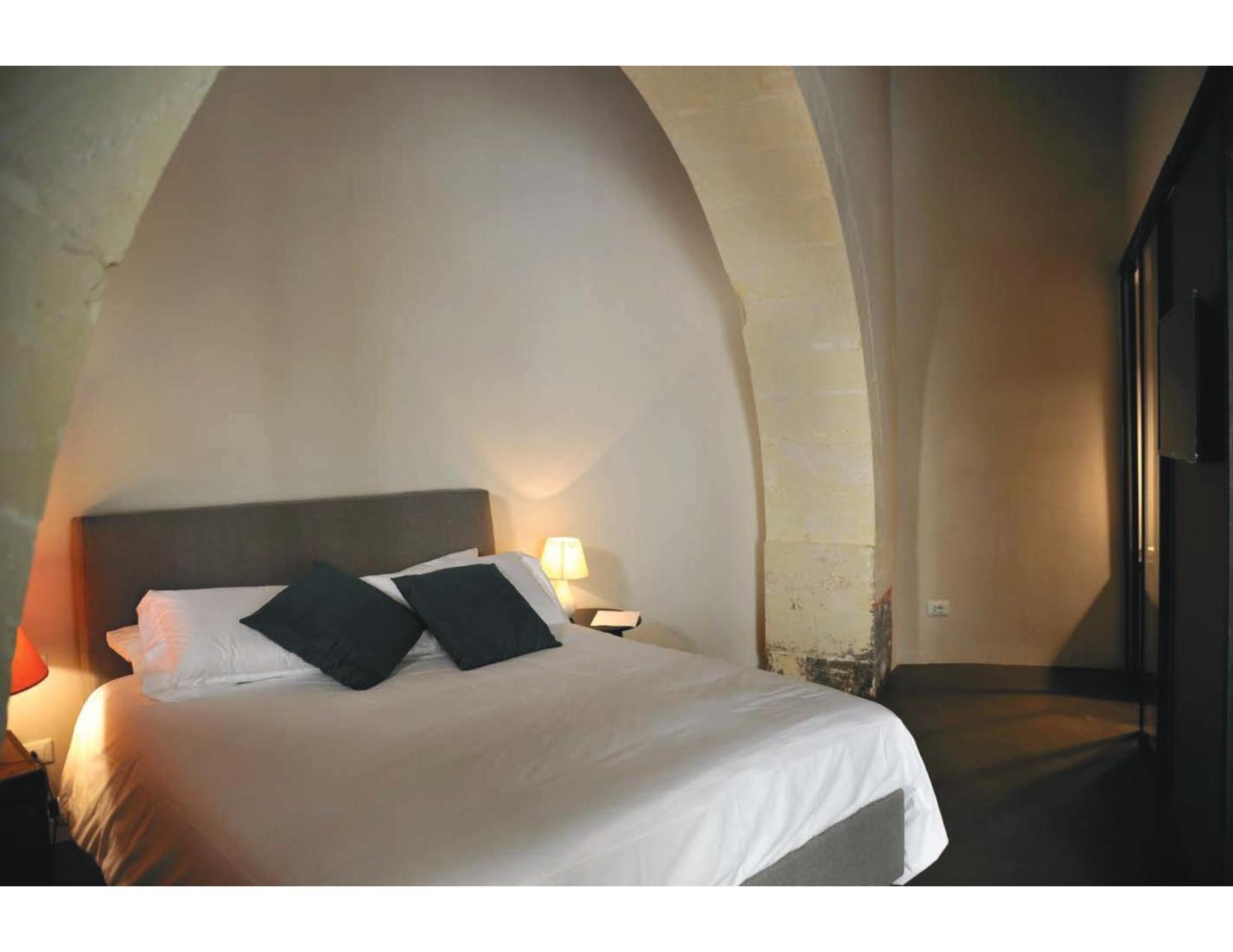 Deluxe King Room photo 1