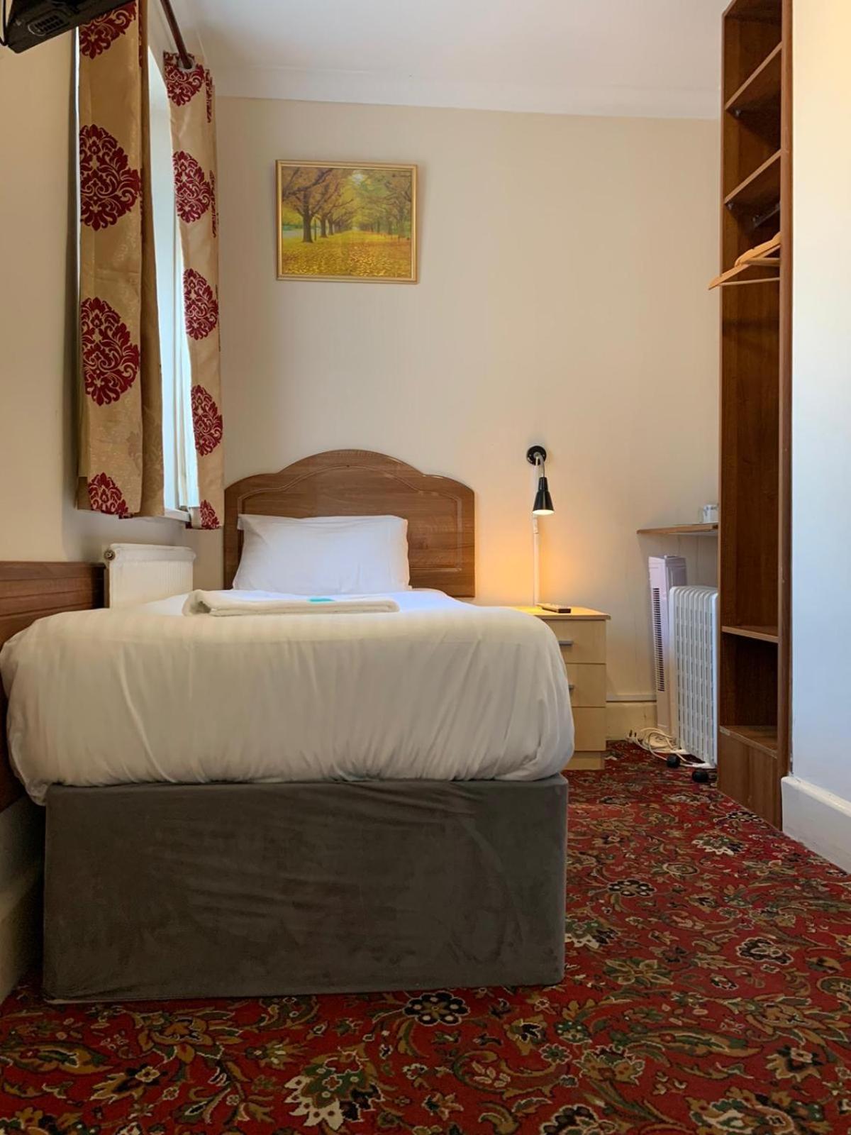 Single Room with Shared Bathroom photo 1