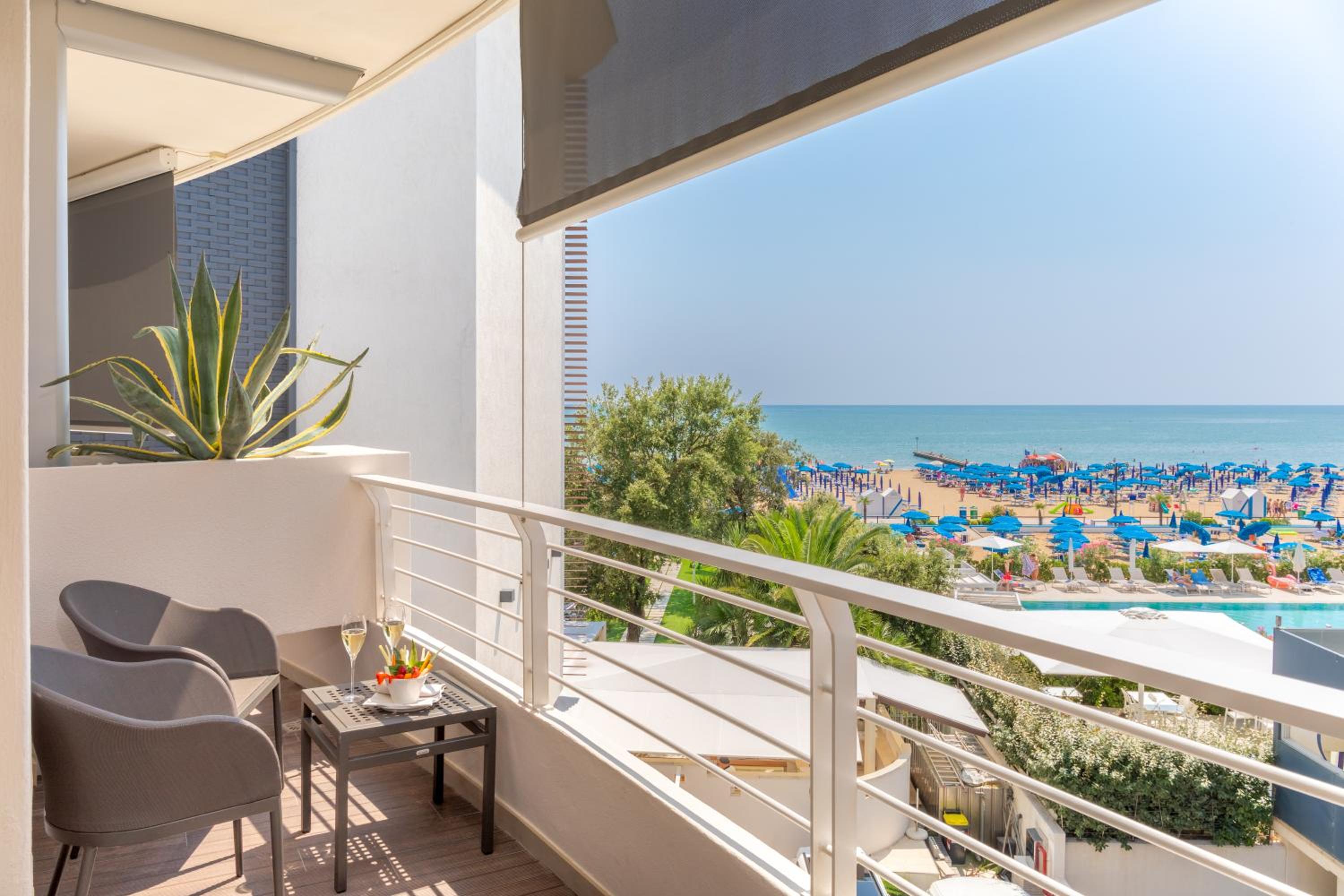 Standard Double or Twin Room with Balcony and Partial Sea View photo 3