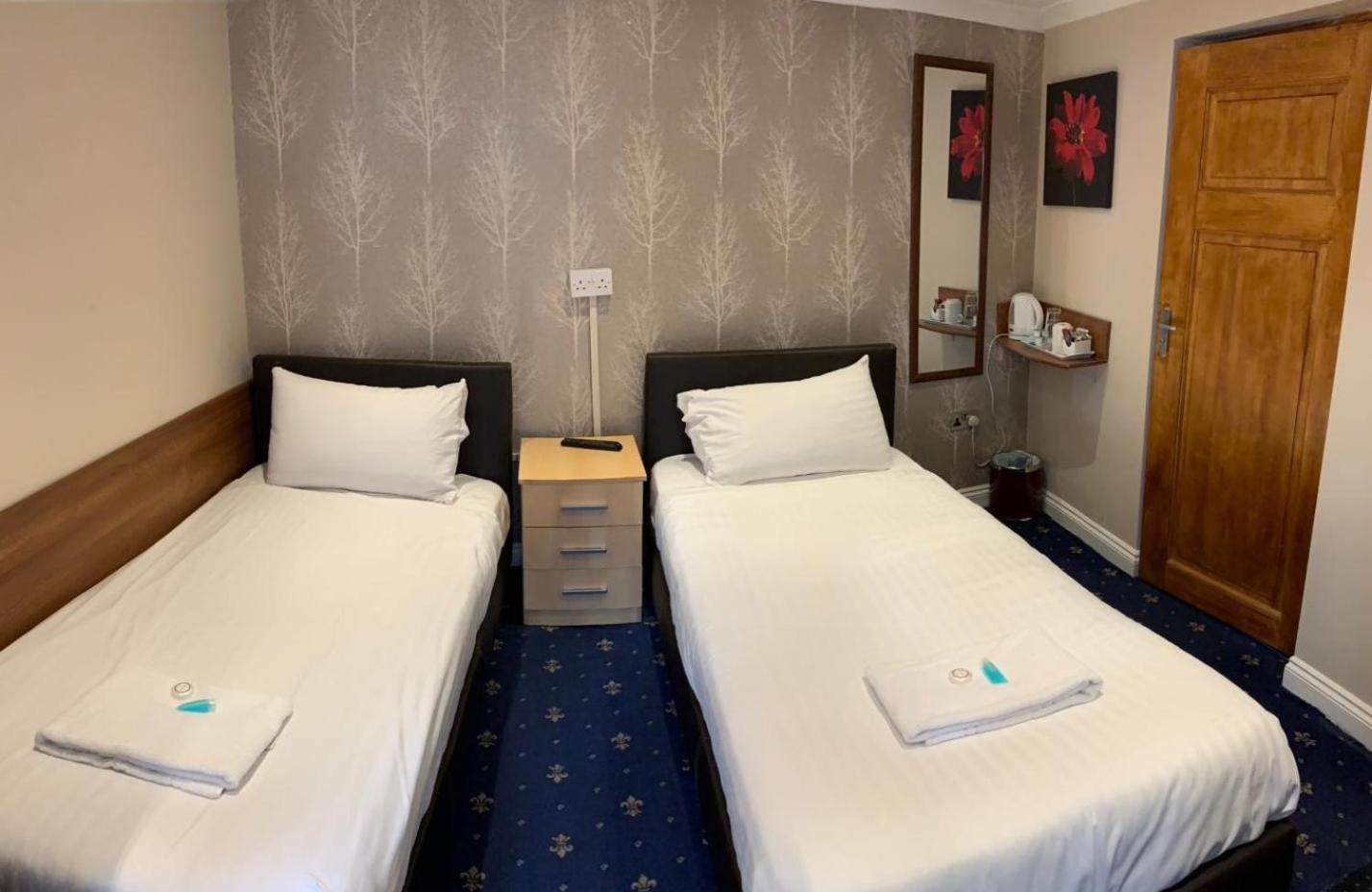 Twin Room - Photo 2
