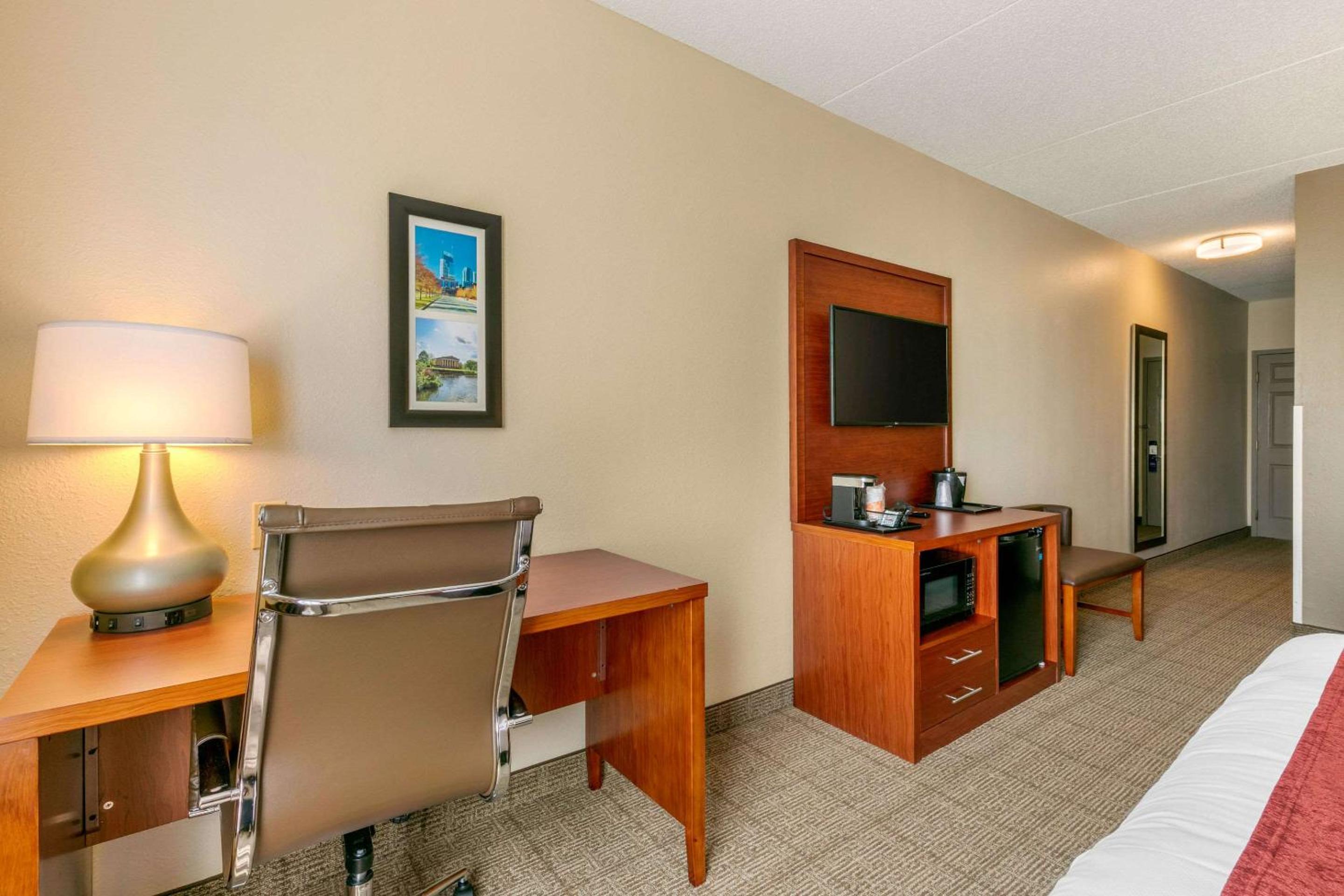 Queen Room with Two Queen Beds - Non-Smoking - Photo 3