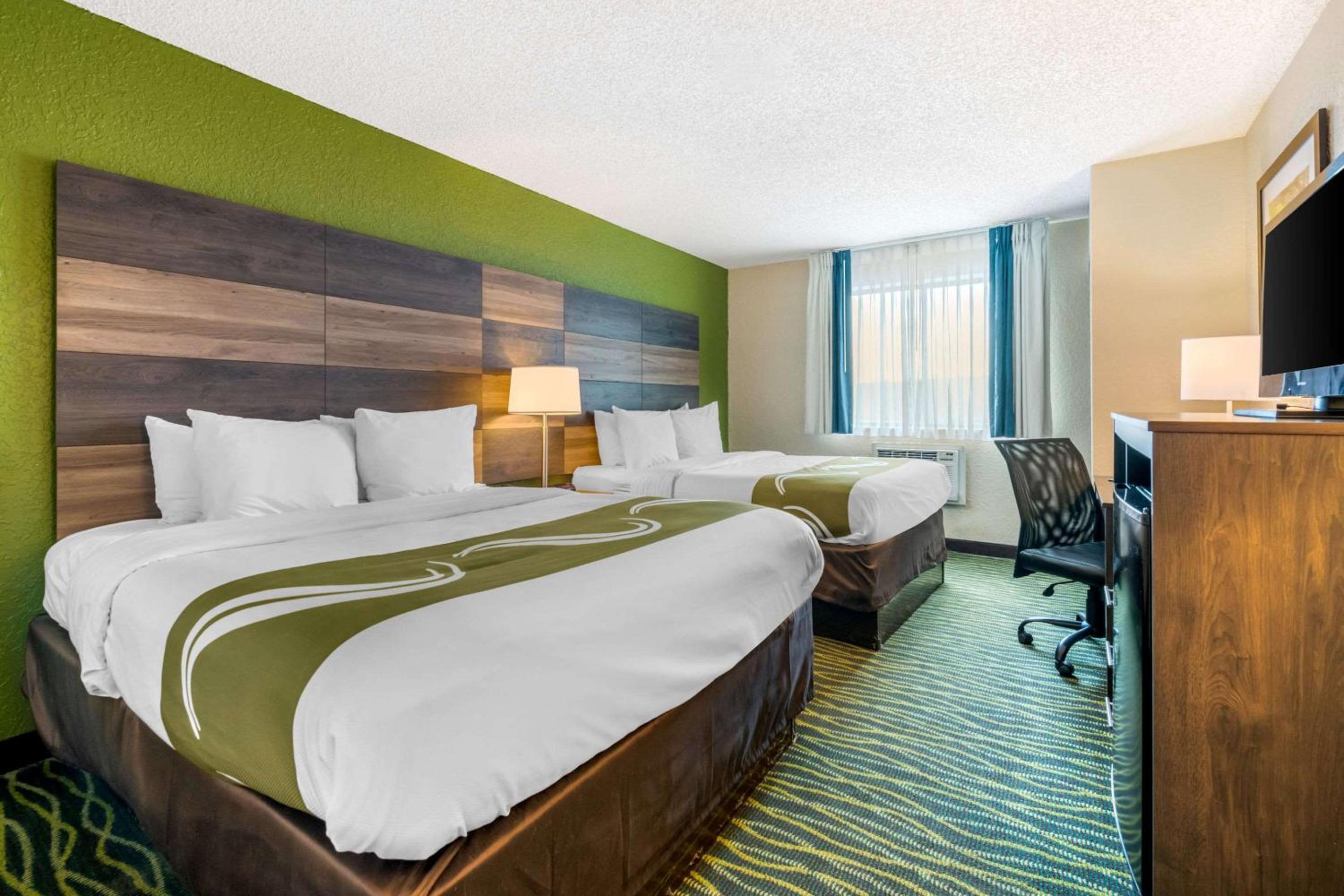 Queen Room with Two Queen Beds - Non-Smoking - Photo 5