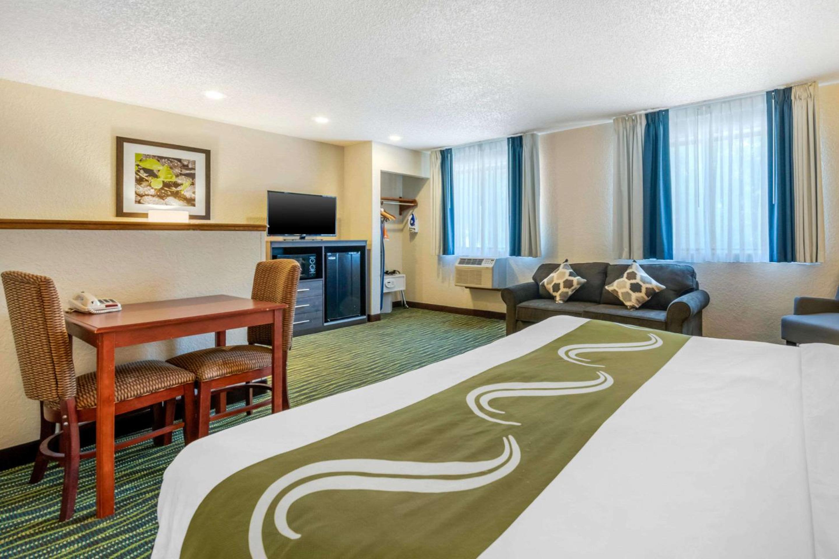 Superior King Suite - Non-Smoking - Photo 2