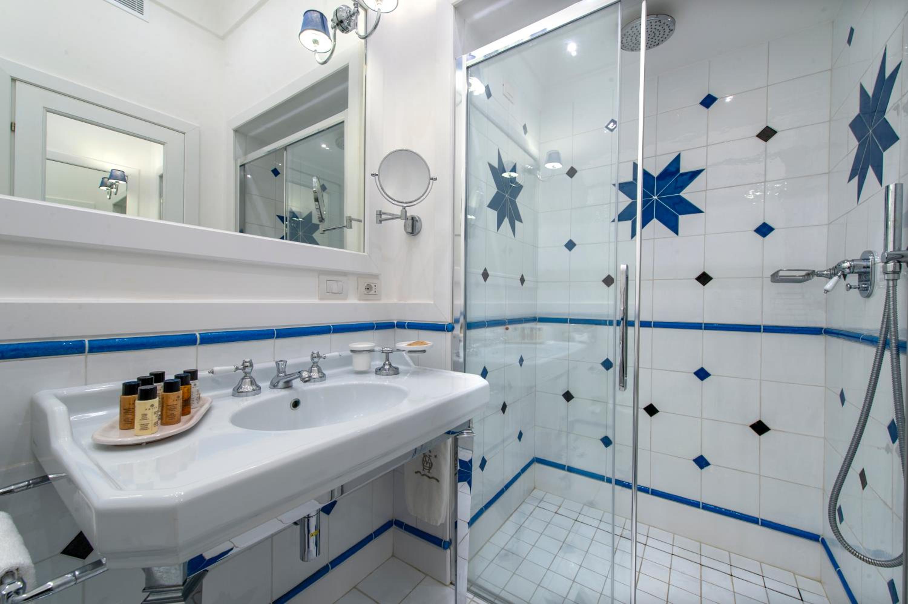 Deluxe Double Room with Terrace and Sea View - Photo 27