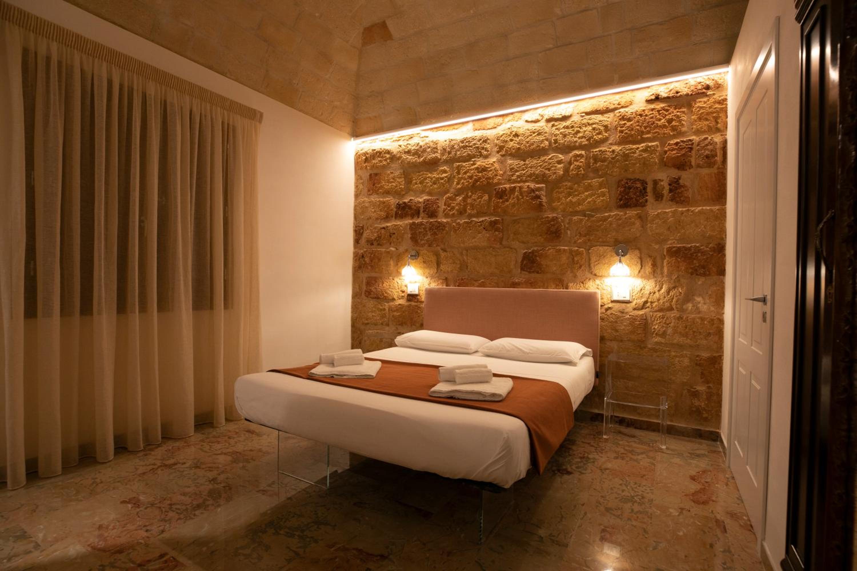 Standard Double Room - Photo 3