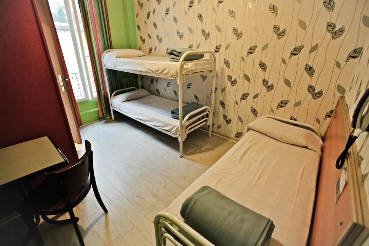 Single Bed in 3-Bed Male Dormitory Room photo 2