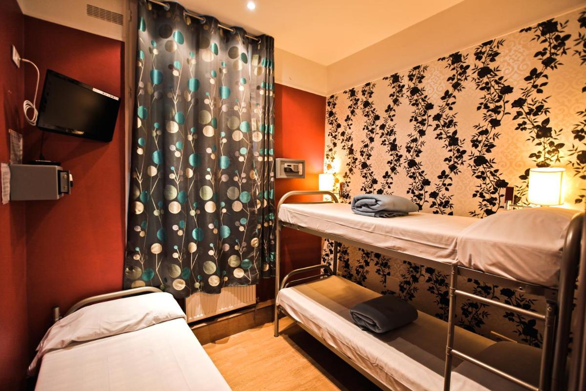 Single Bed in 3-Bed Male Dormitory Room photo 1