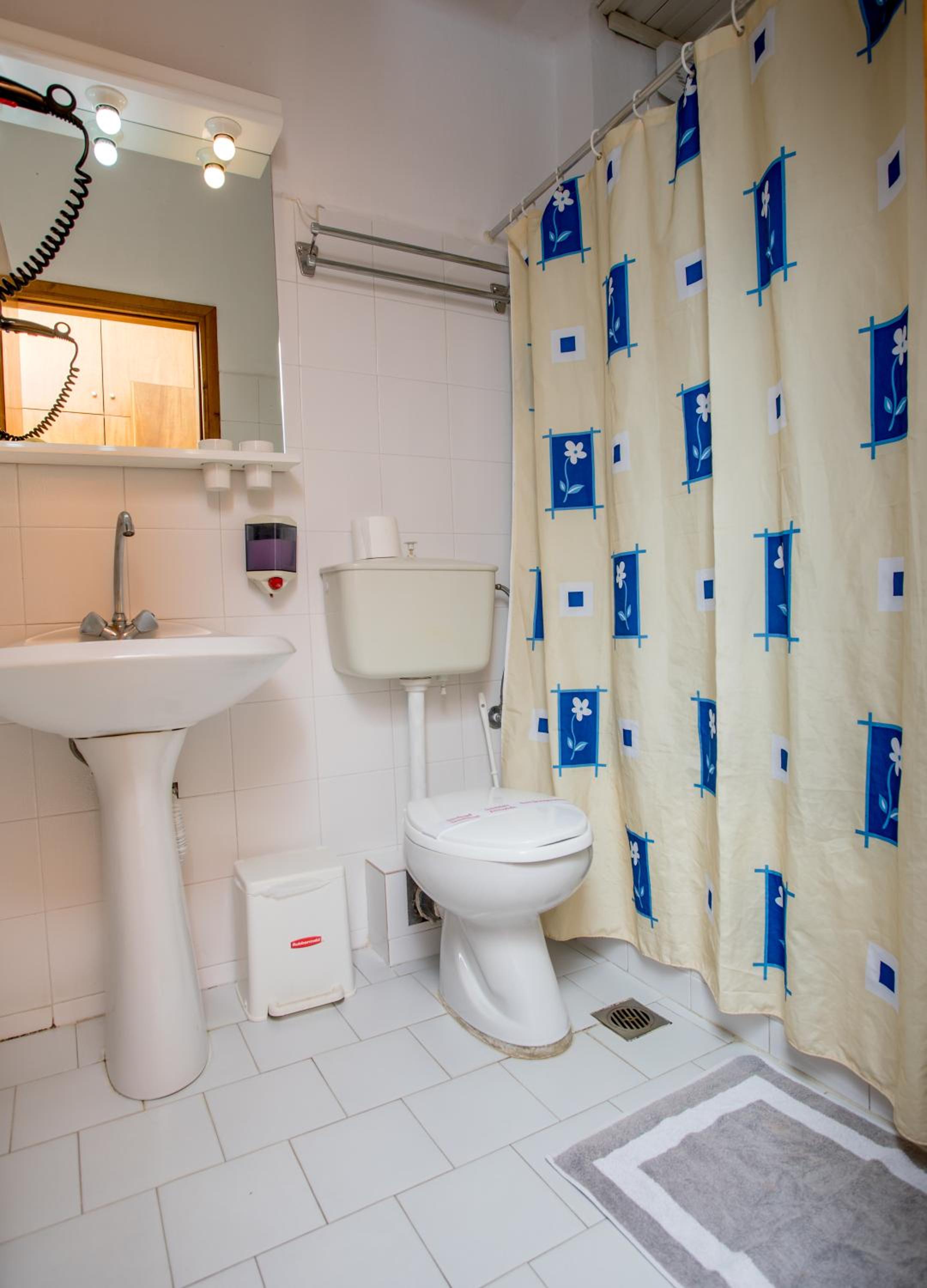 Standard Twin Room (2-3 Adults) - Photo 9