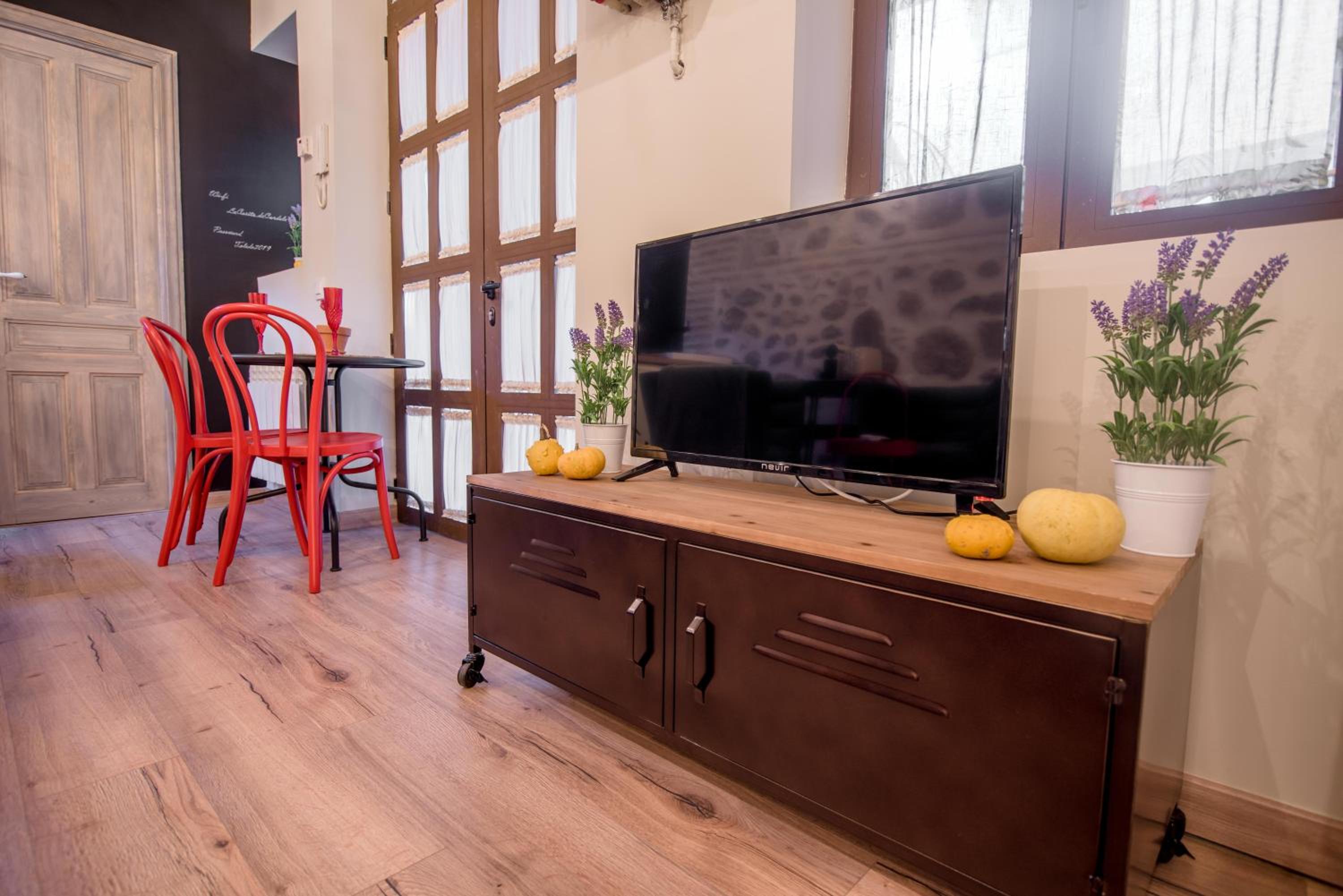 Studio Apartment - Photo 14