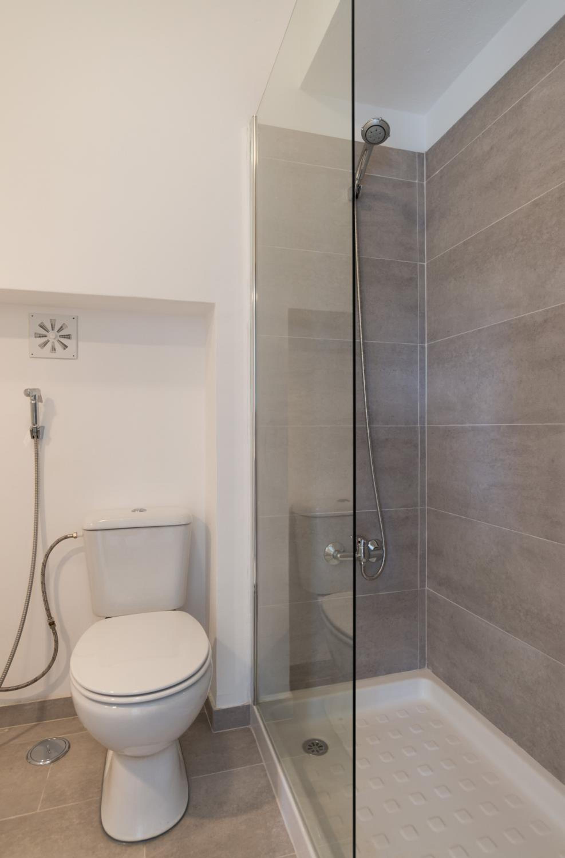 One-Bedroom Apartment South (3 adults) - Photo 2