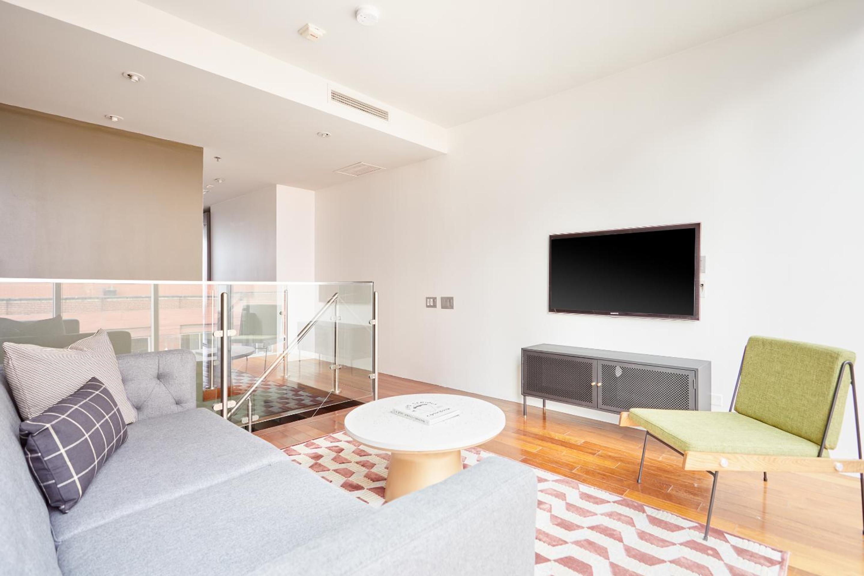 Standard Loft Suite, 1 King Bed thumbnail 6