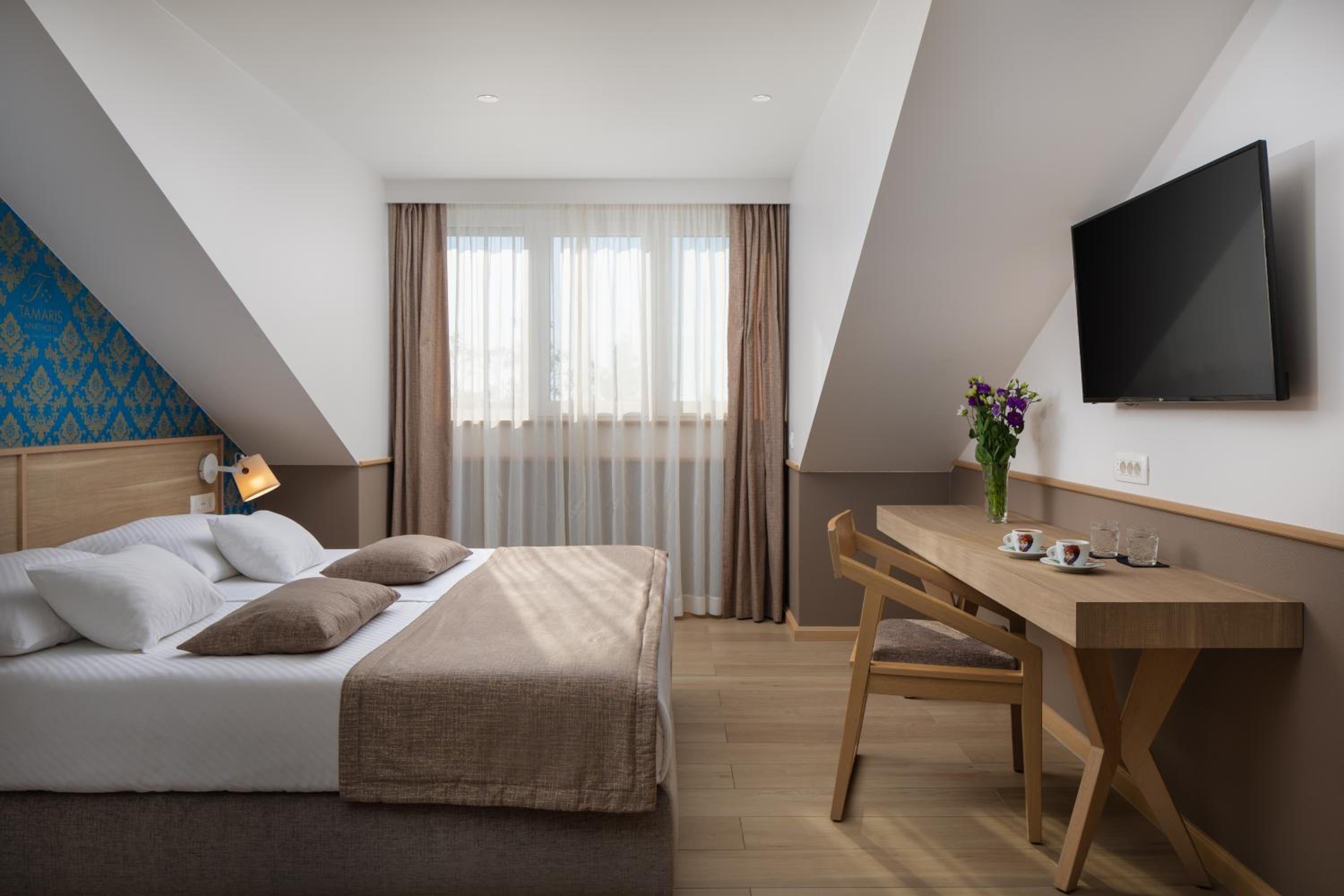 Deluxe Apartment with Terrace and Whirlpool