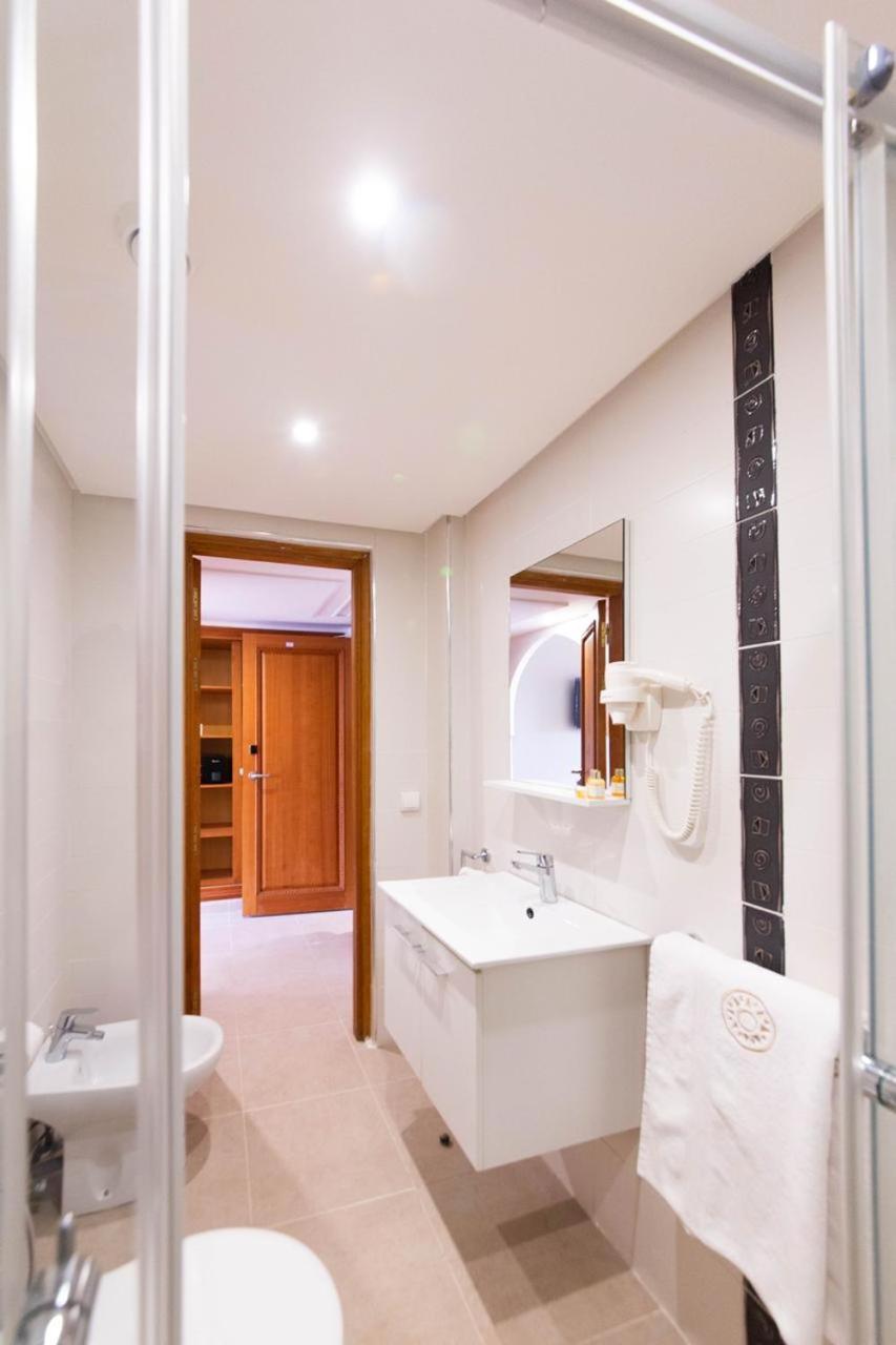 Deluxe Double Room - Photo 8