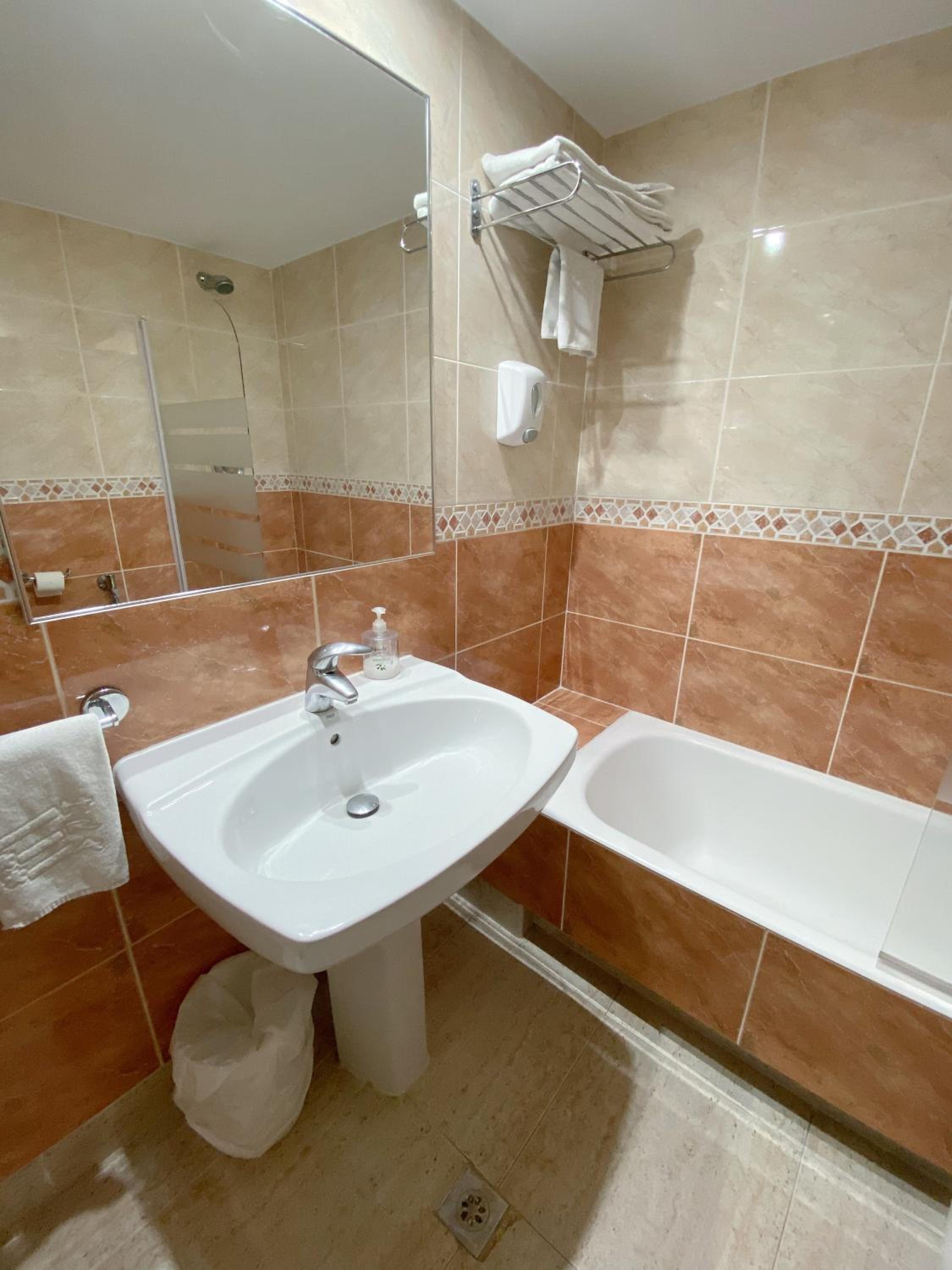Double or Twin Room - Photo 6