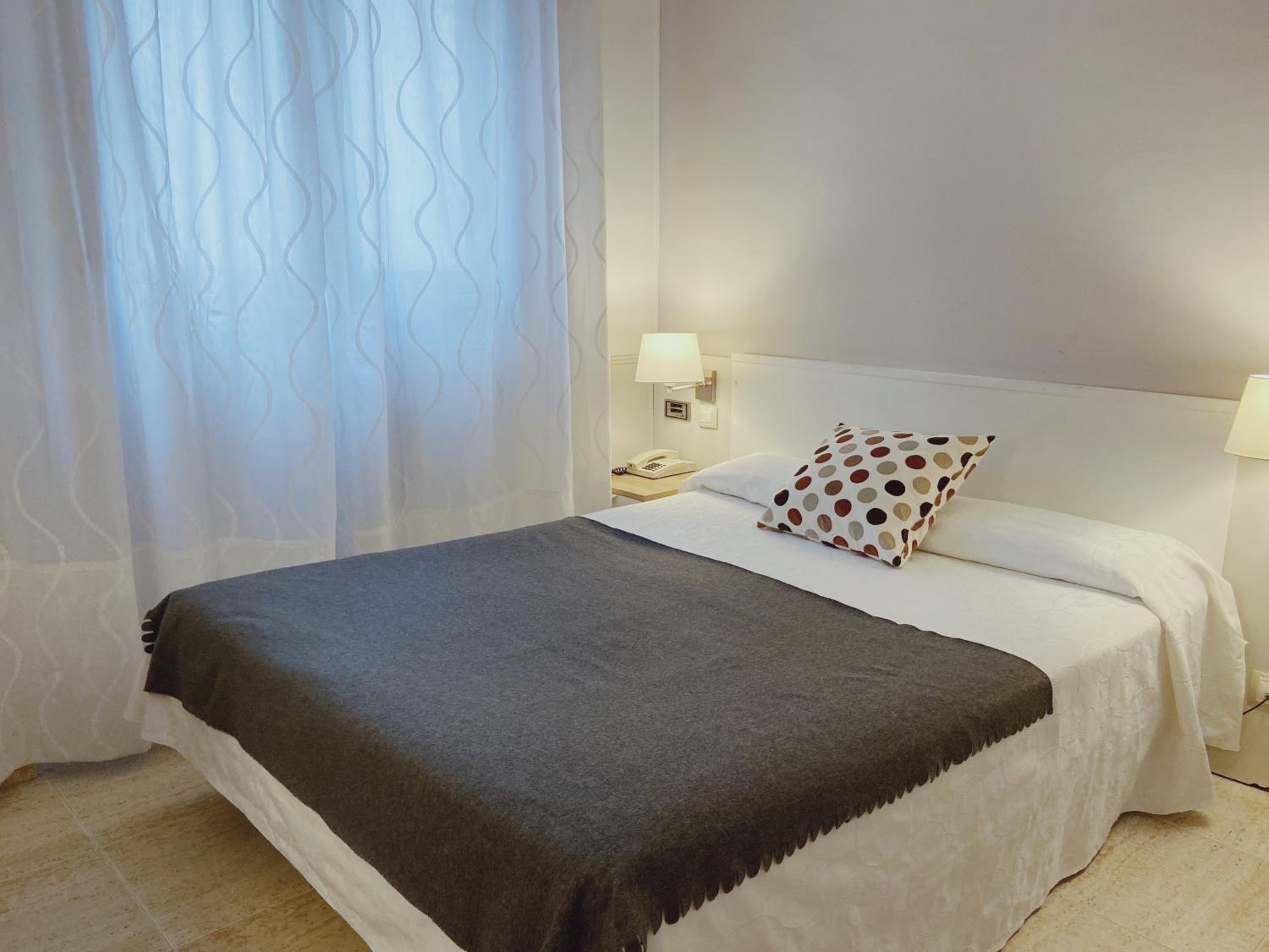 Double or Twin Room - Photo 7