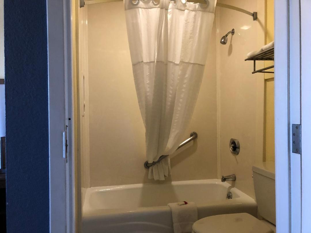 Deluxe King Suite - Photo 2