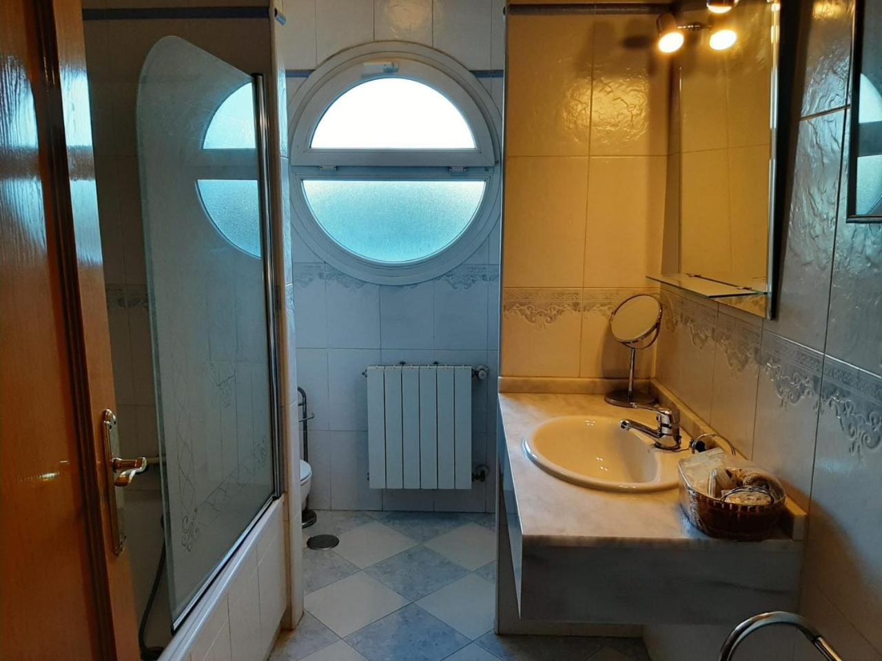 Double Room with Private Bathroom - Photo 5