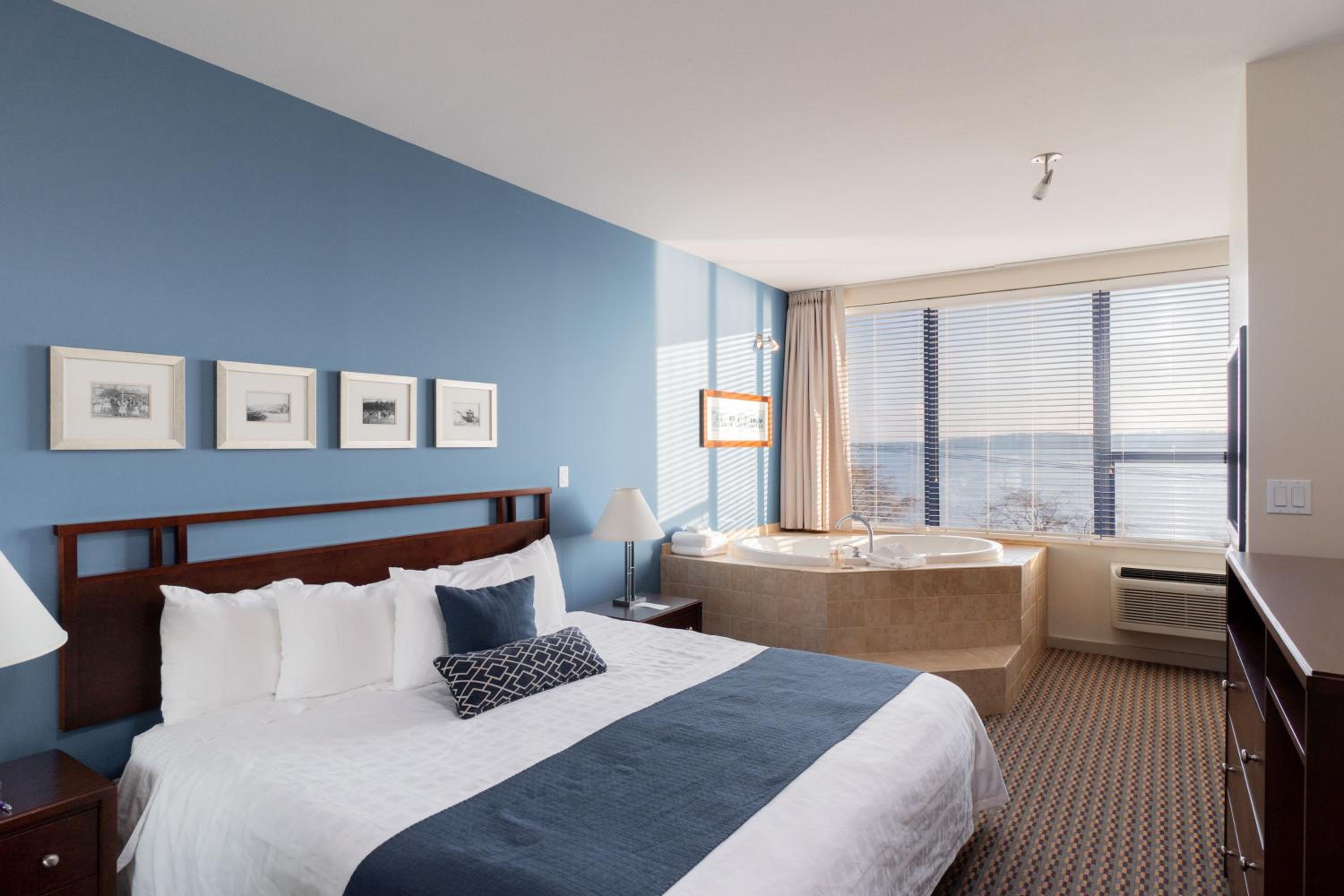 One-Bedroom Suite with Spa Bath - Photo 2