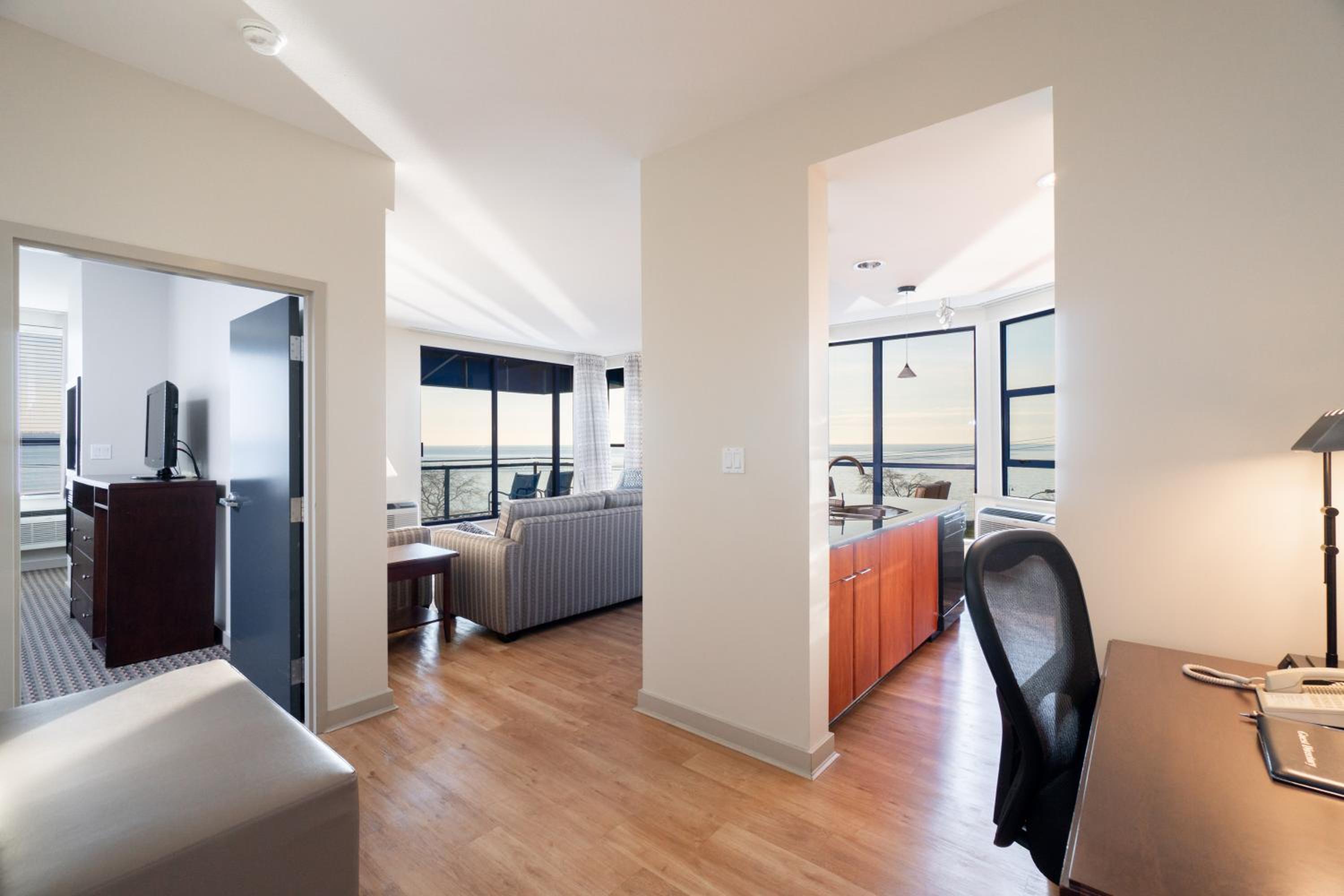 One-Bedroom Suite with Spa Bath - Photo 4