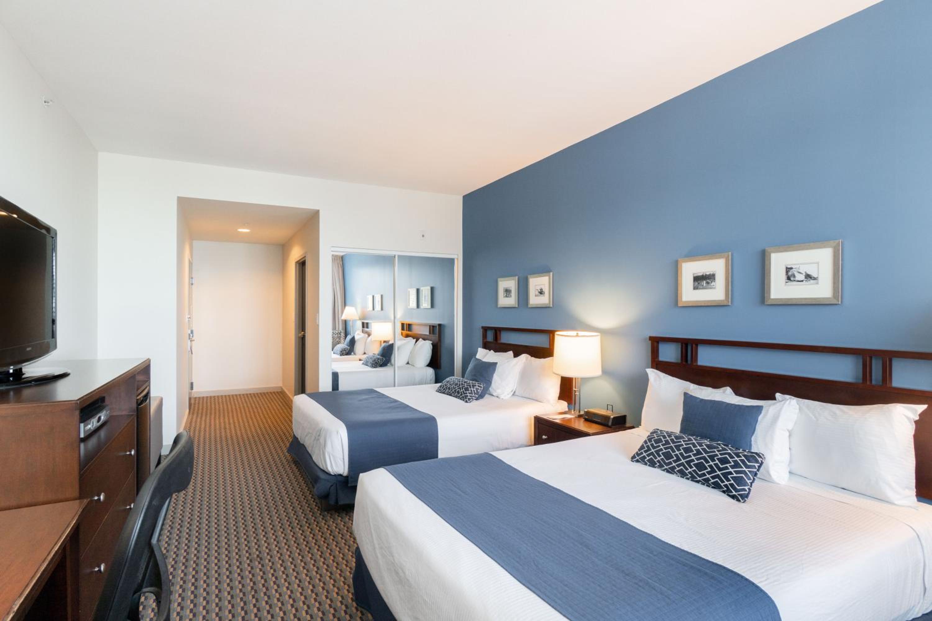 Queen Room with Two Queen Beds - Photo 4