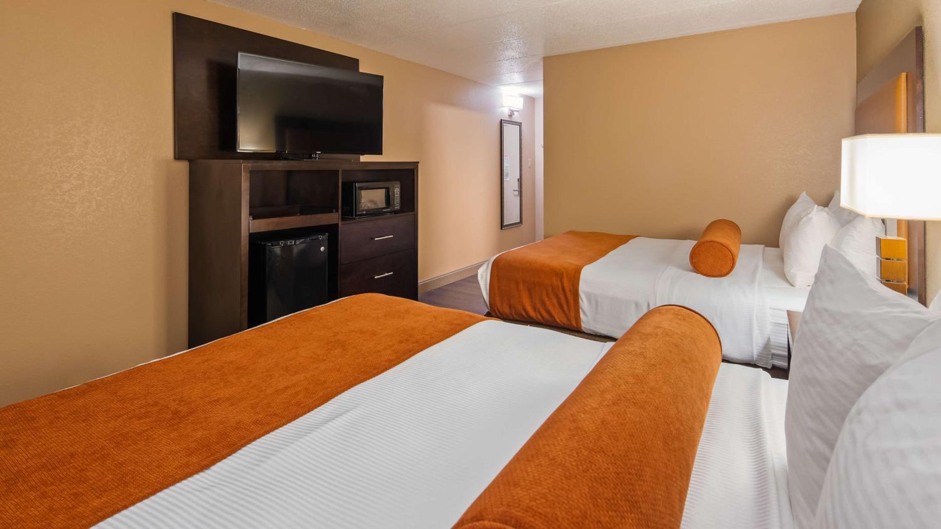 Queen Room with Two Queen Beds - Non-Smoking photo 2