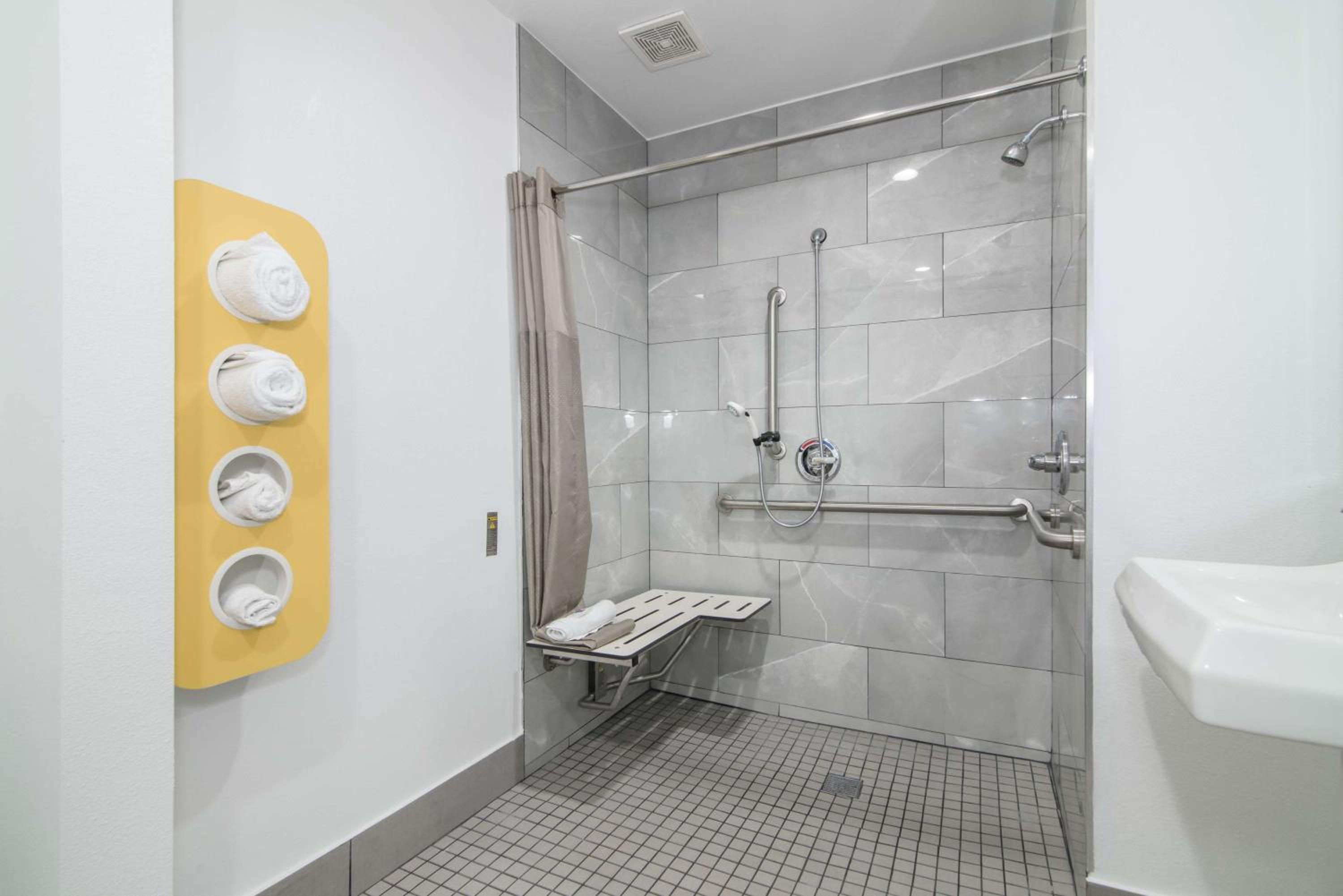 Double Room - Disability Access - Roll In Shower