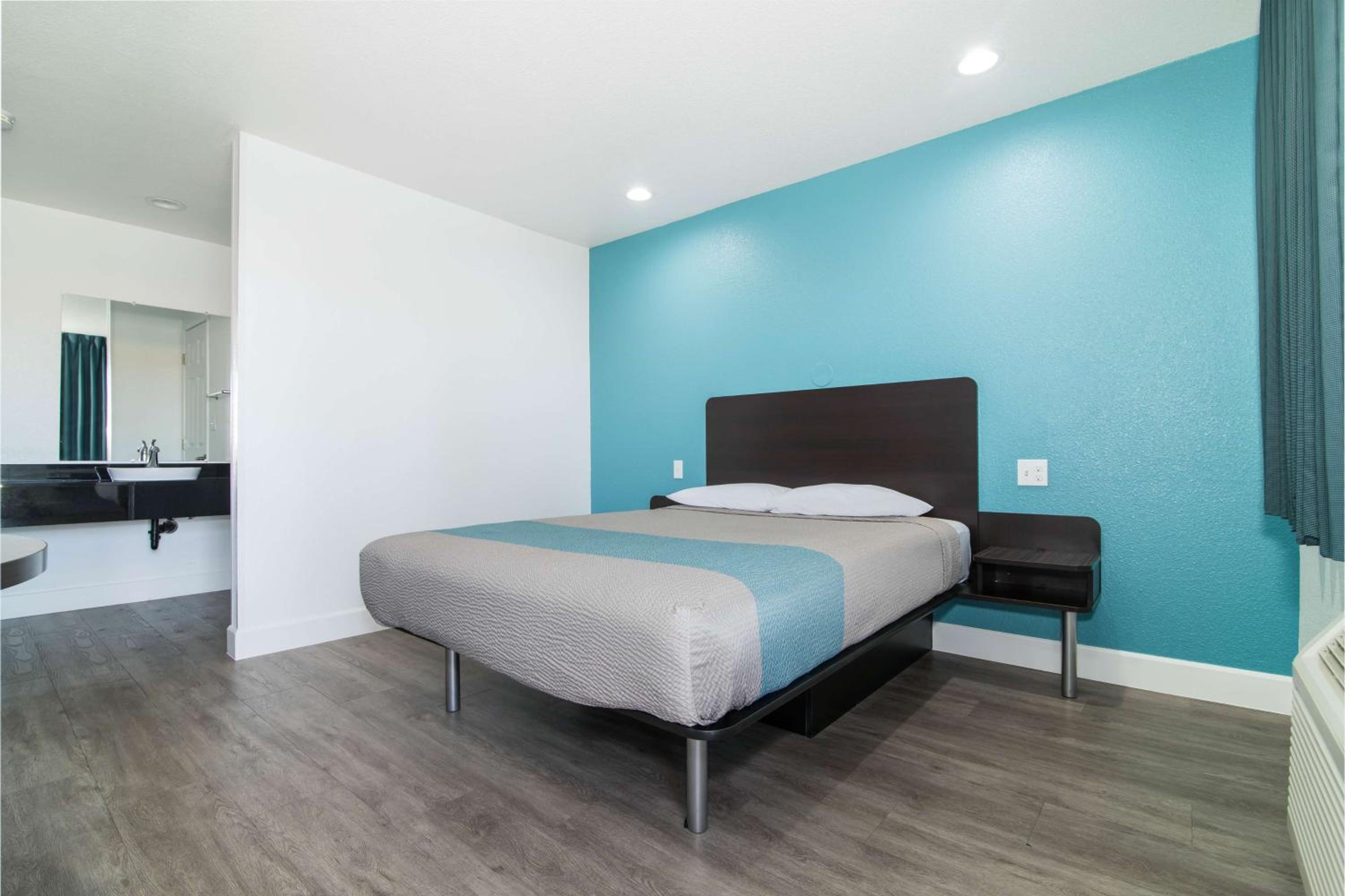 Deluxe Queen Room - Non-Smoking - Photo 3