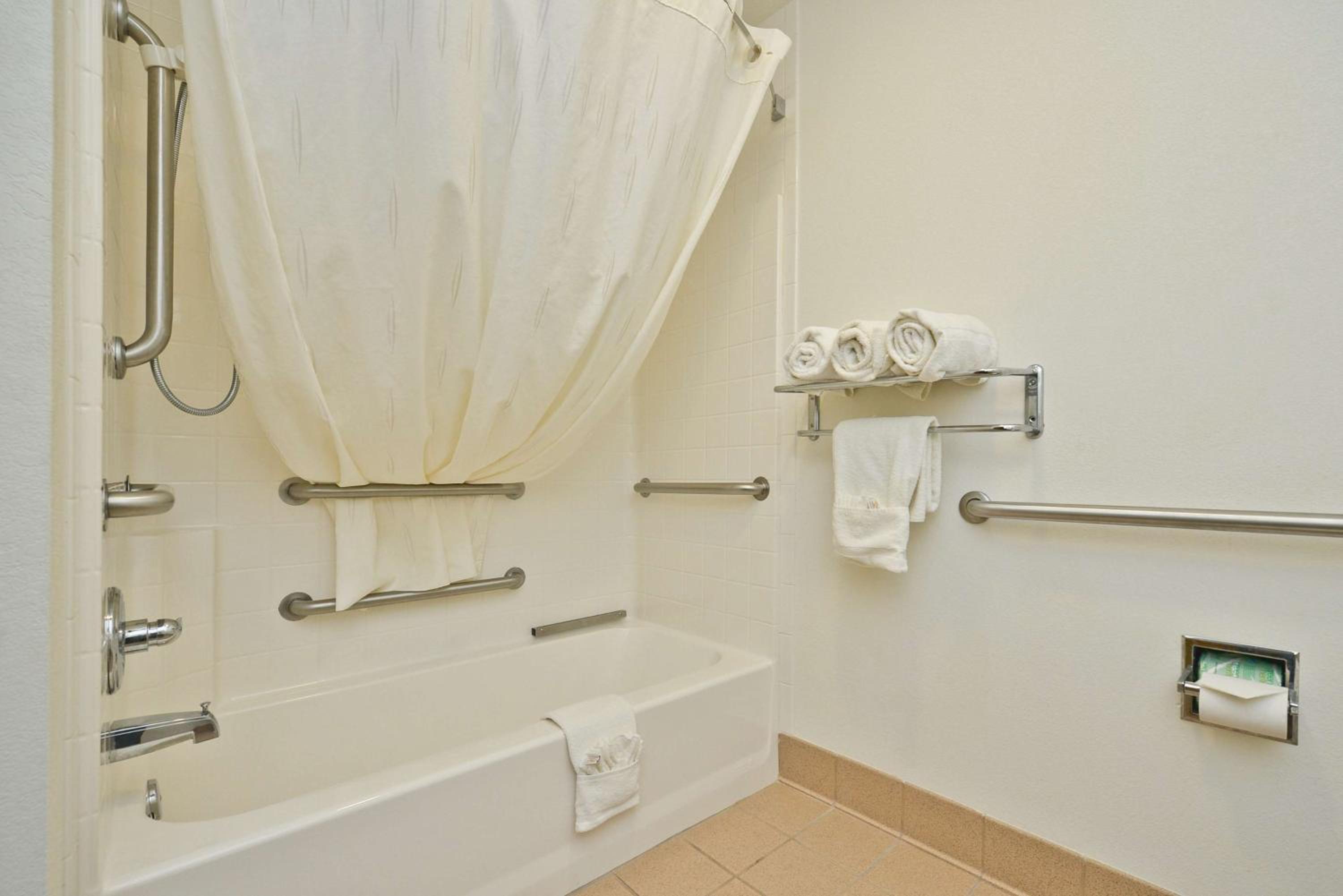 King Room With Spa Bath - Disability Access/Non-Smoking photo 2