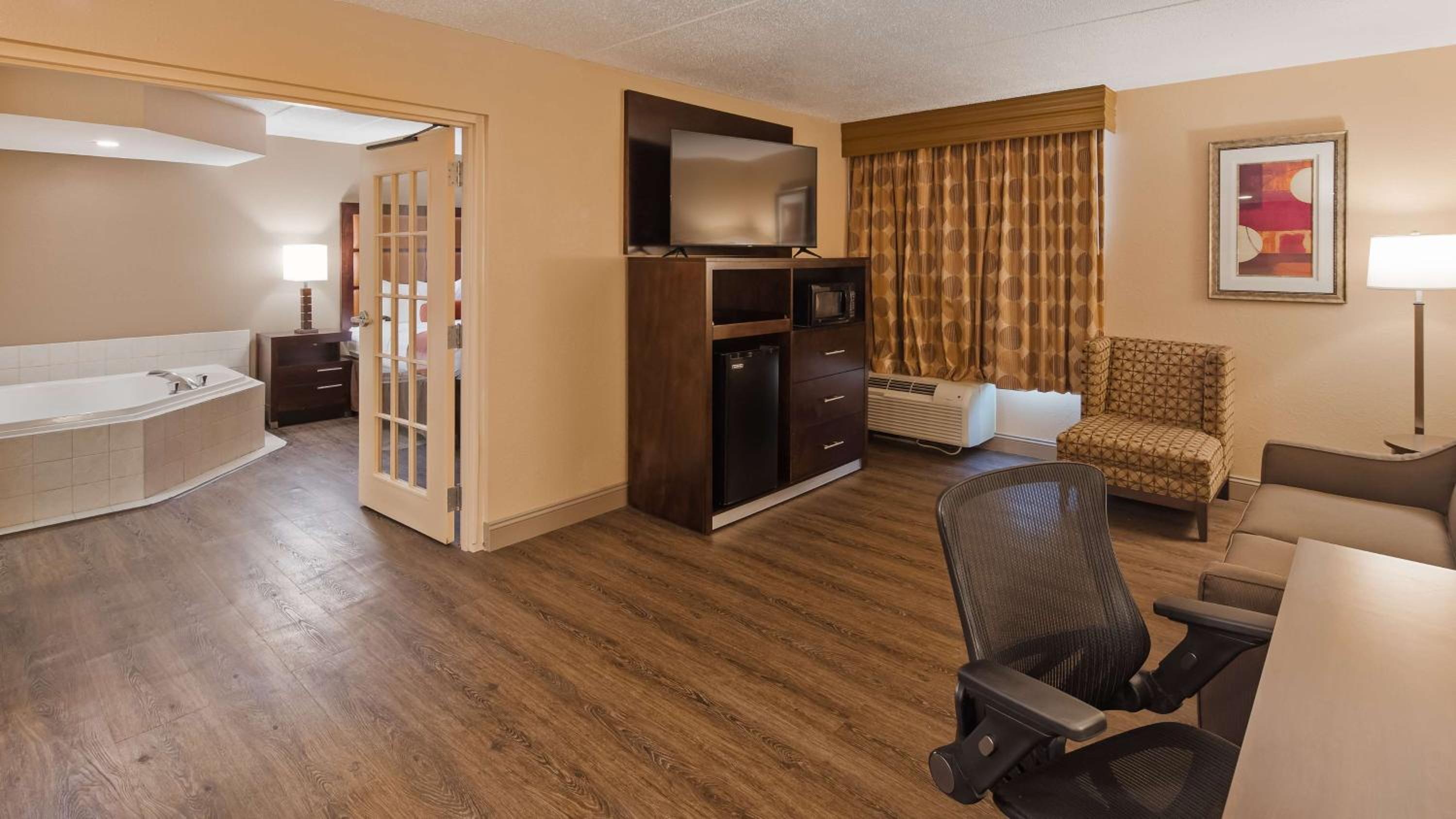 King Suite with Spa Bath - Non-Smoking photo 1