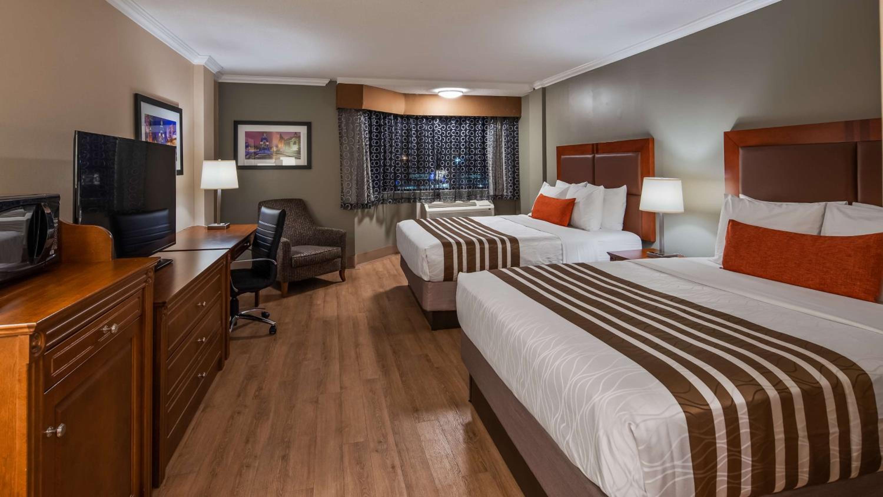 Queen Room with Two Queen Beds and Kitchenette - Non-Smoking thumbnail 6