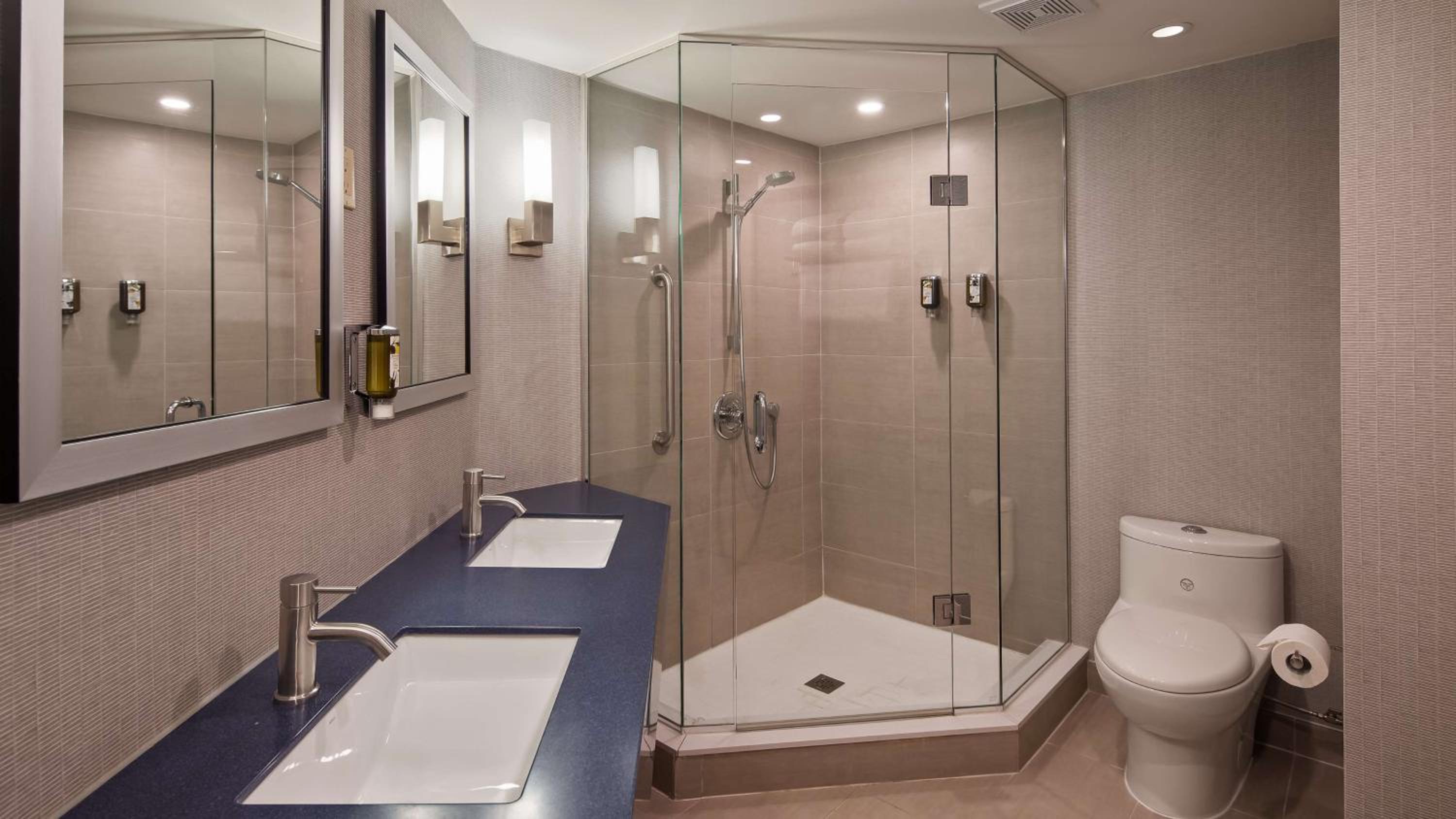 Studio with King Bed, Kitchenette and Shower Only - Non-Smoking thumbnail 6