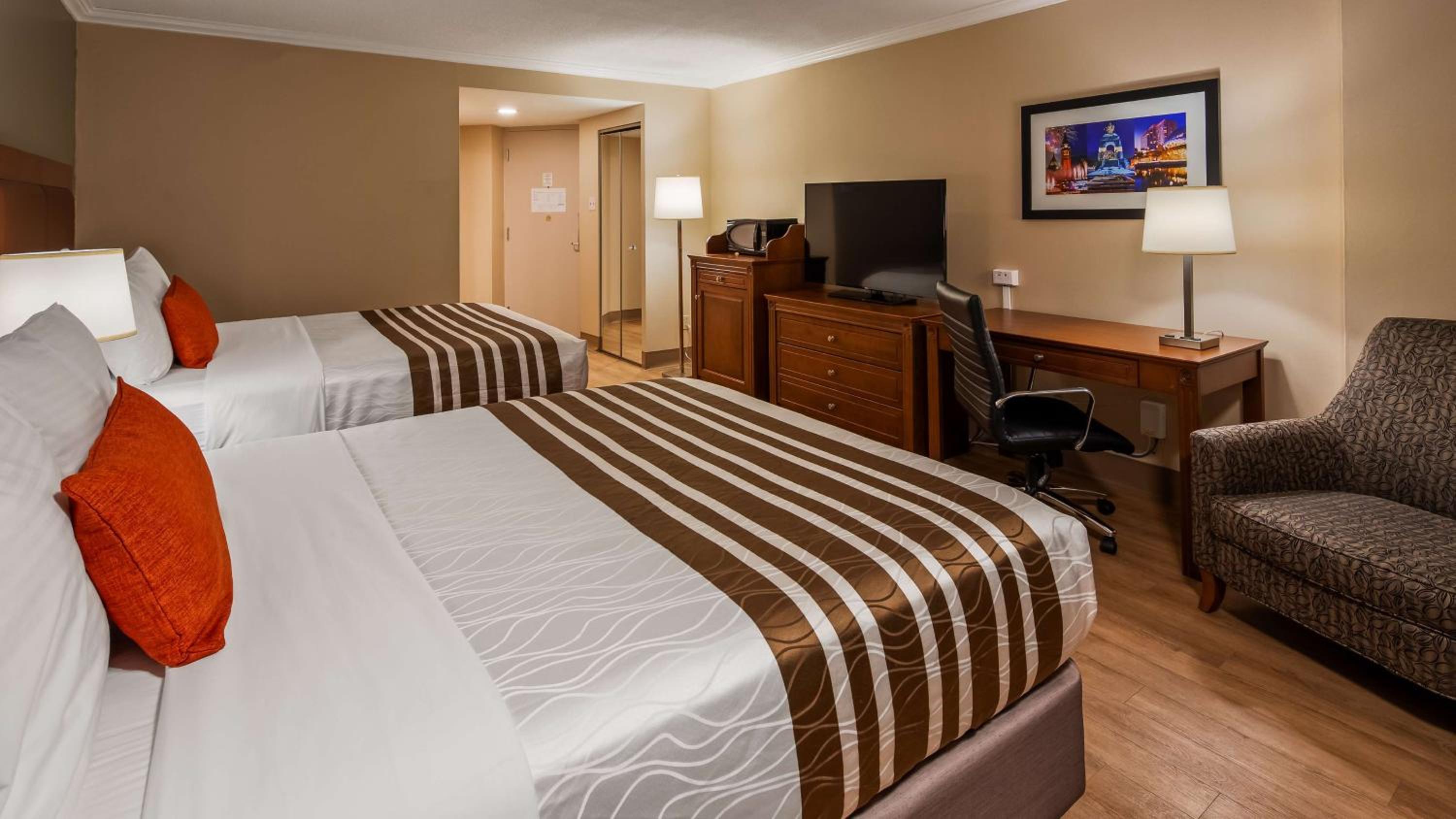 Queen Room with Two Queen Beds - Non-Smoking thumbnail 6