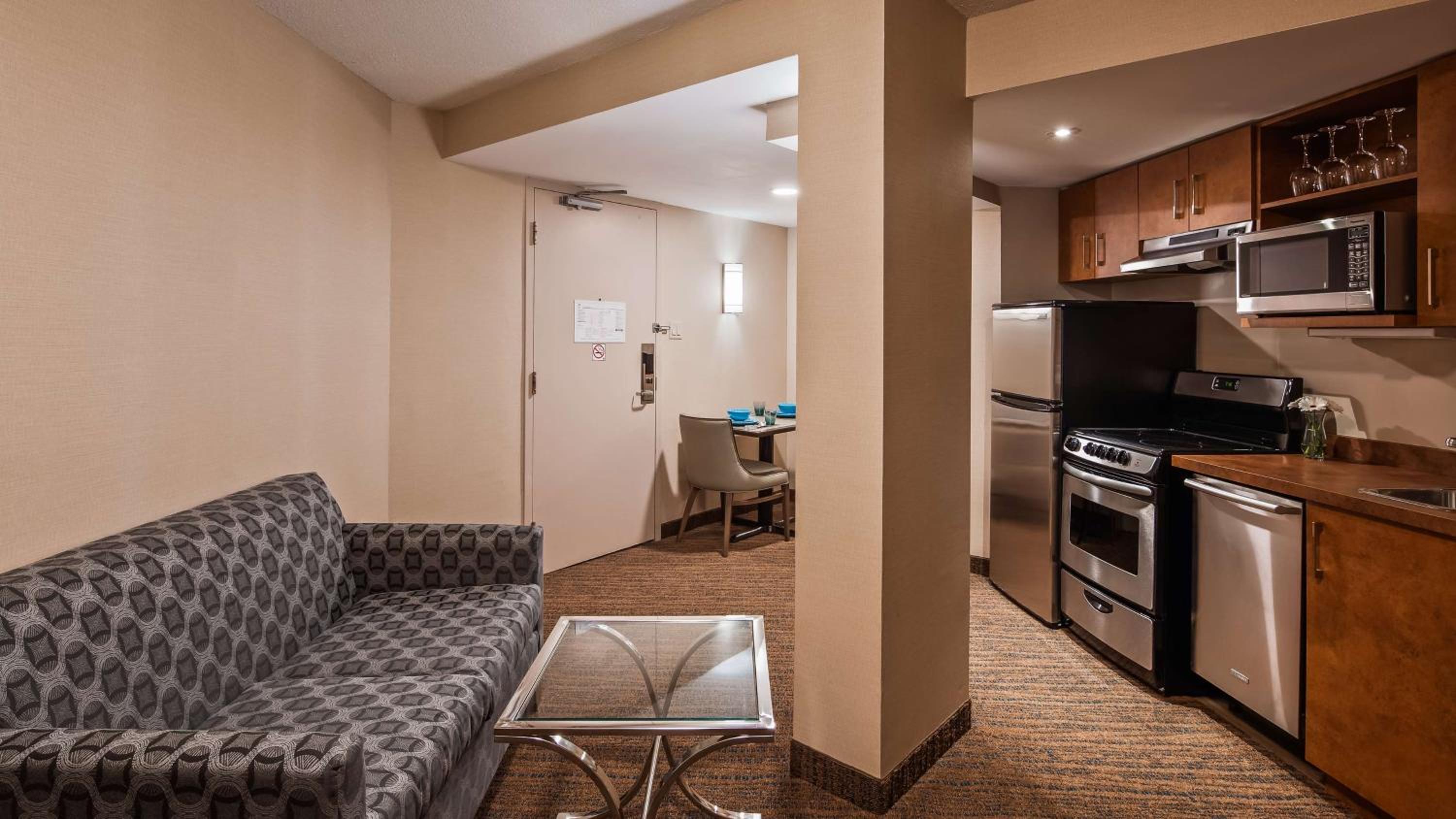 Queen Suite with Two Queen Beds and Kitchenette - Non-Smoking thumbnail 6