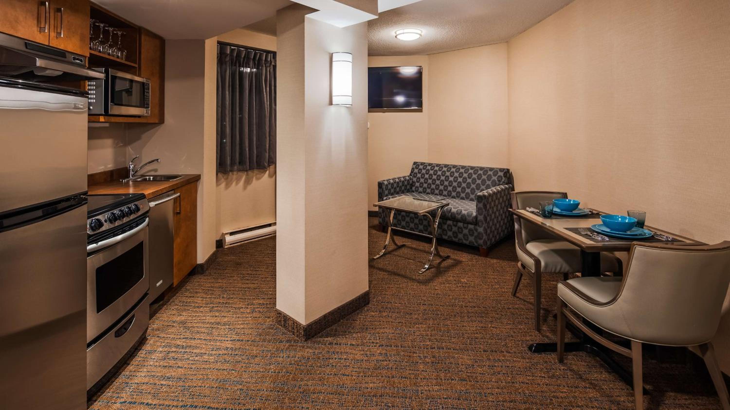 Queen Suite with Two Queen Beds and Kitchenette - Non-Smoking thumbnail 6