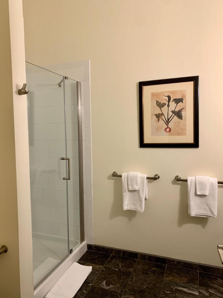 Queen Suite photo 2