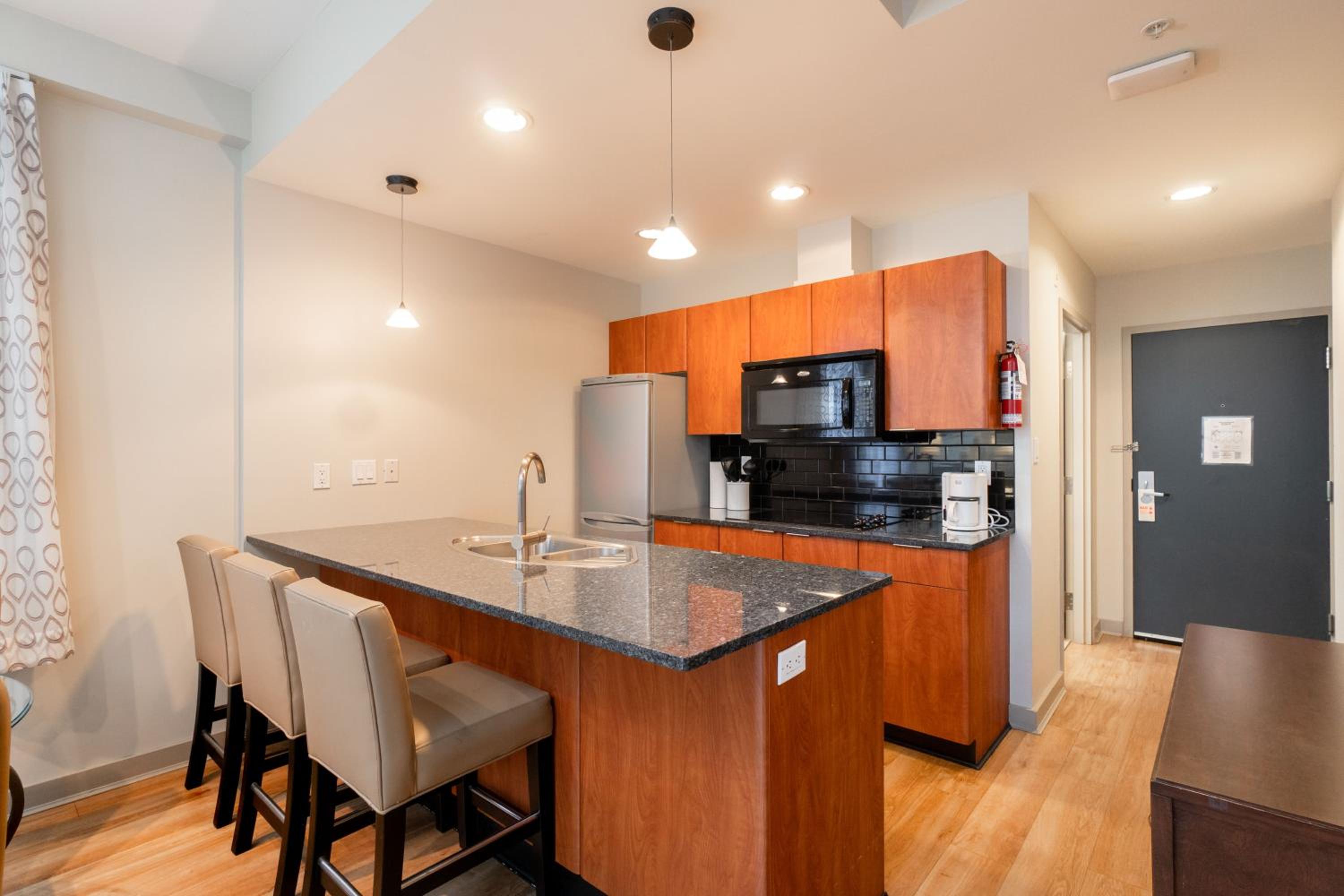 One-Bedroom Suite - Photo 5