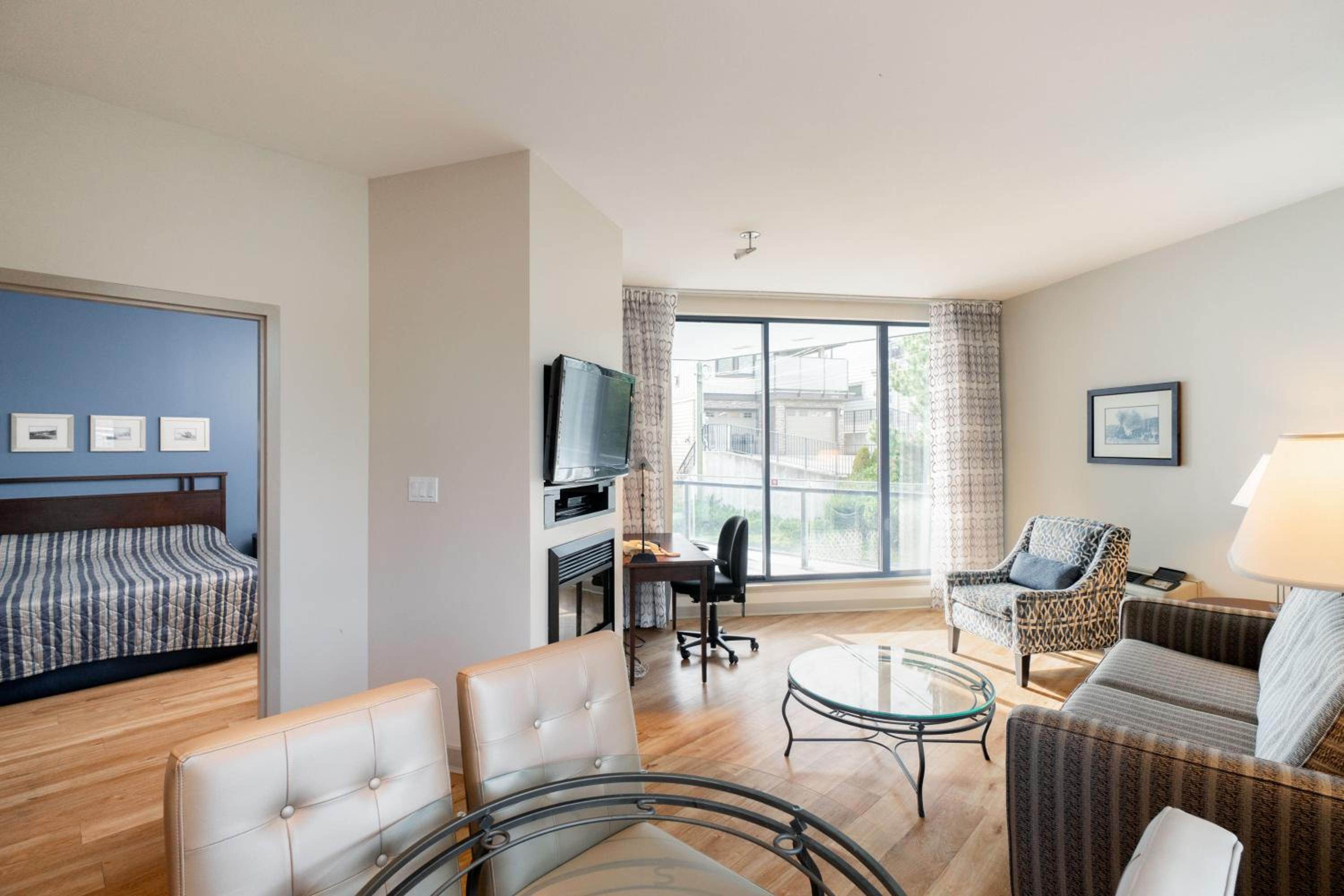 One-Bedroom Suite - Photo 2
