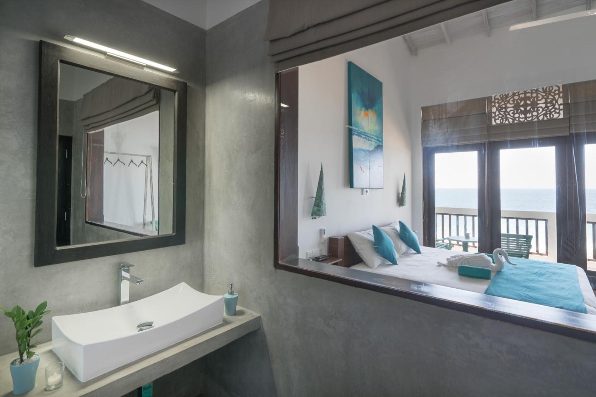 Double Room with Balcony and Sea View - Photo 5