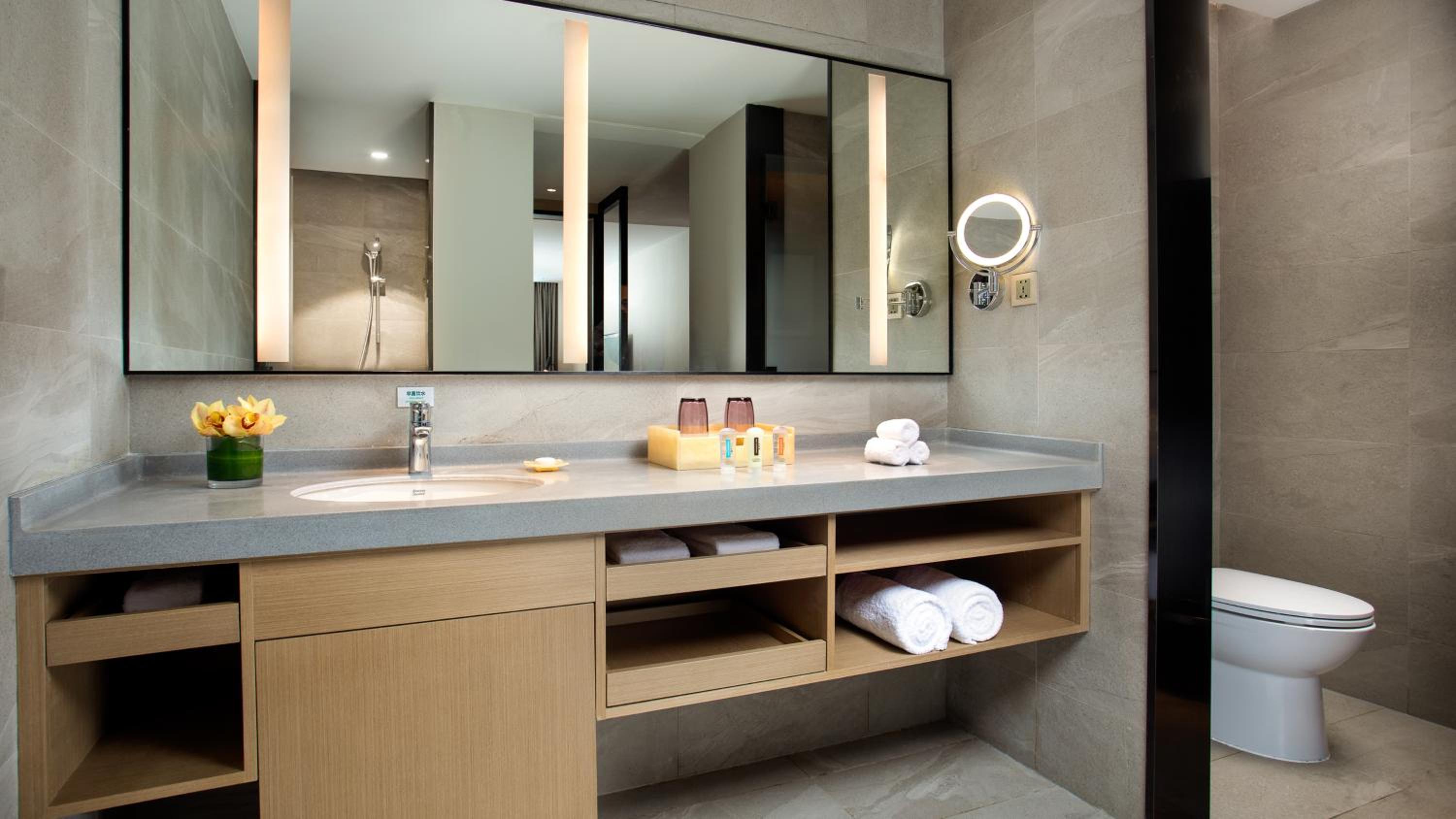 Premium Twin Room - Photo 3
