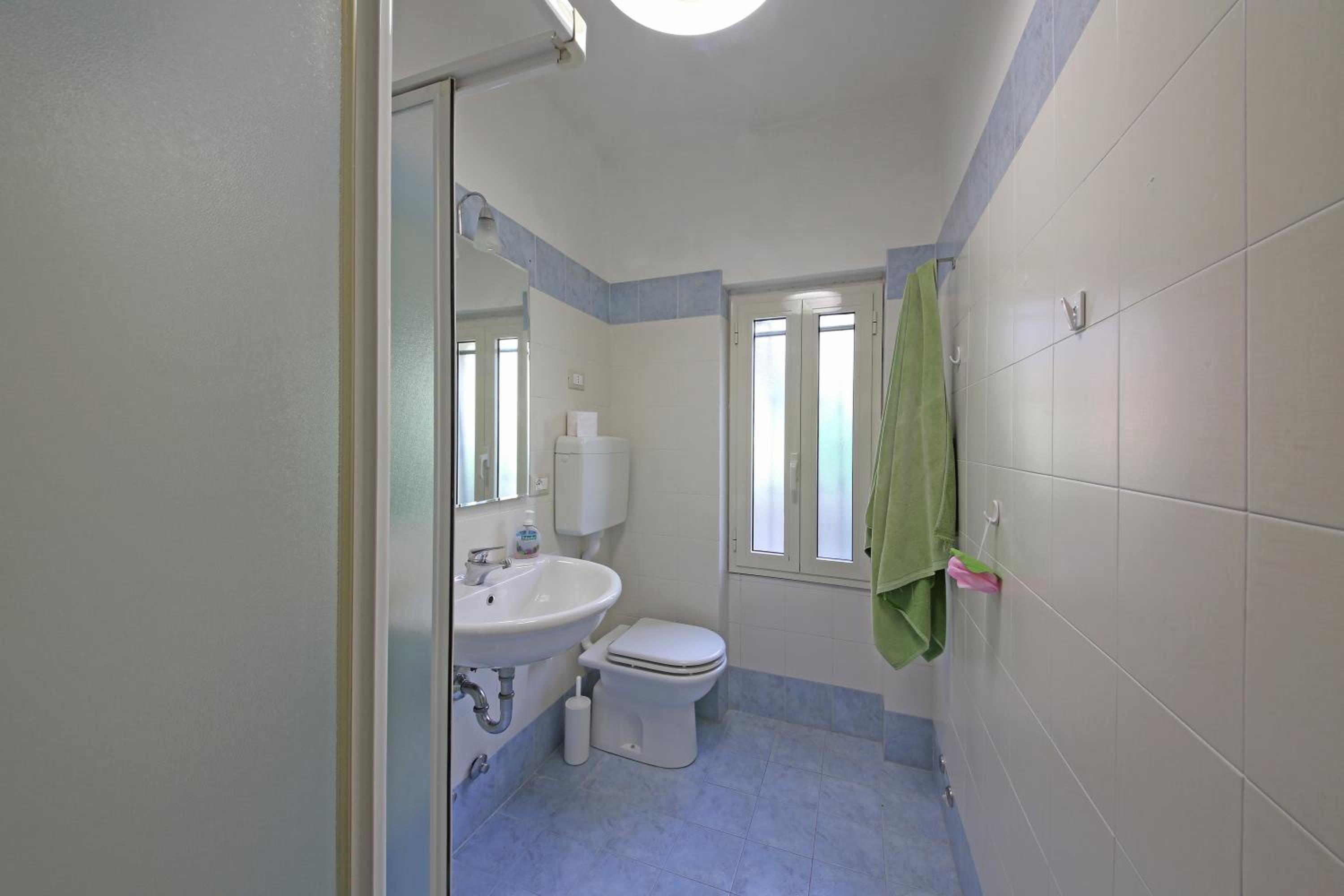 Two-Bedroom Apartment (4-6 Adults) photo 3
