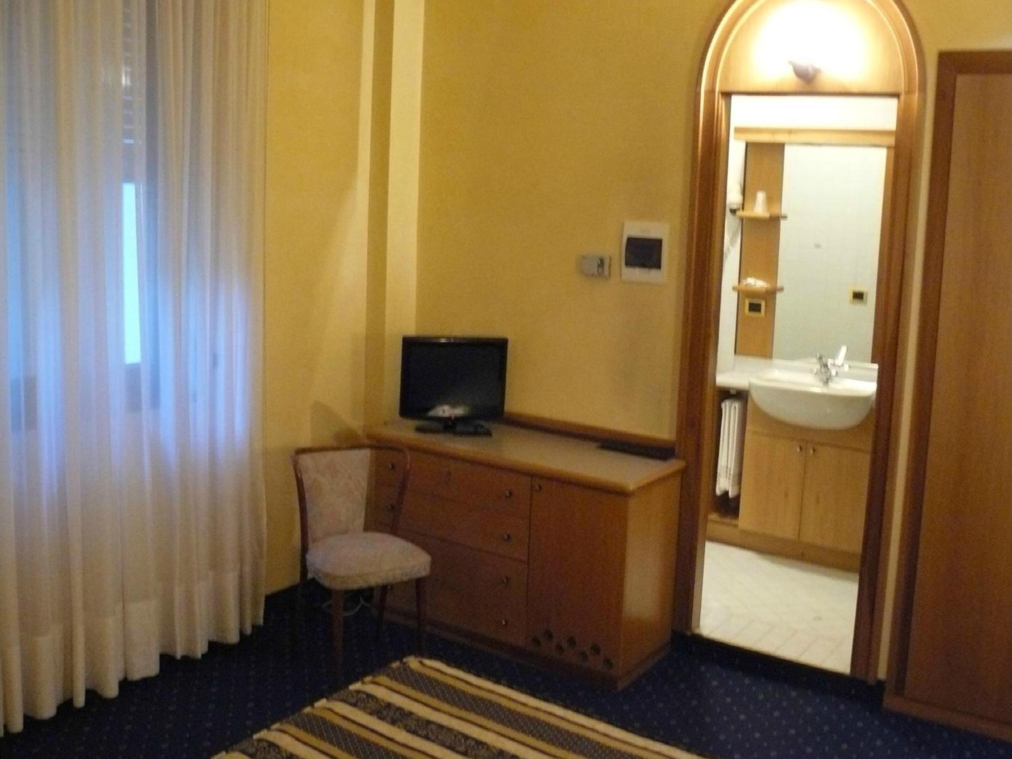 Basic Double Room photo 3