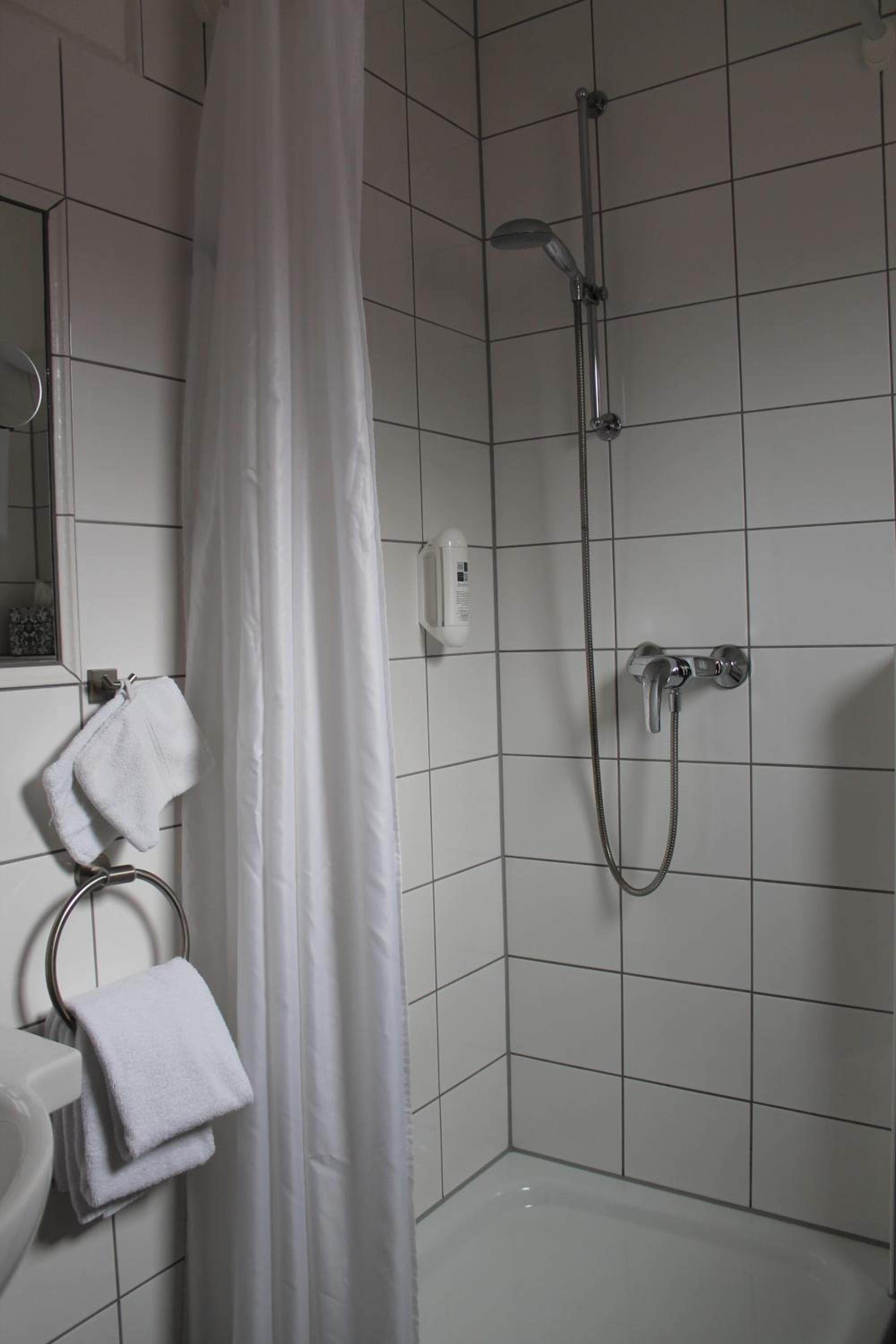 Double Room with Private Bathroom - Photo 3