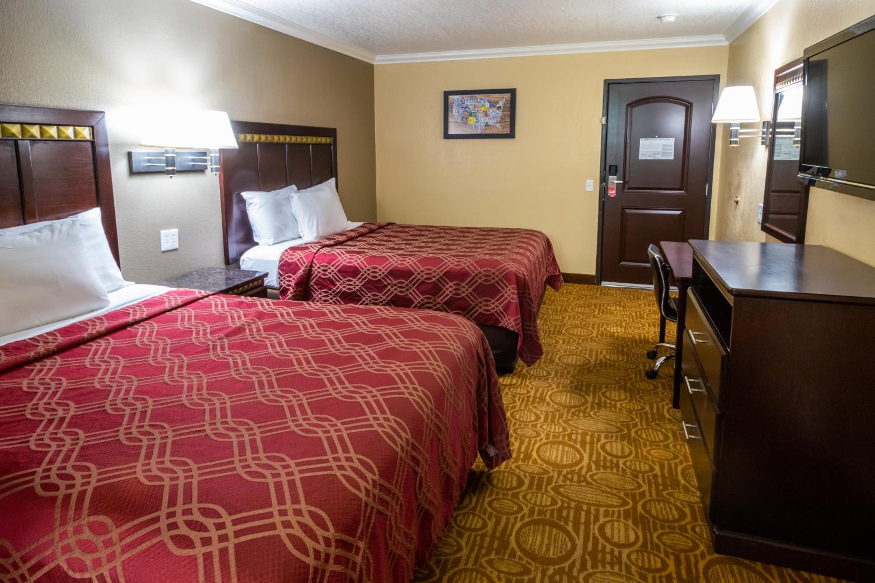 Queen Room with Two Queen Beds - Non-Smoking - Photo 1