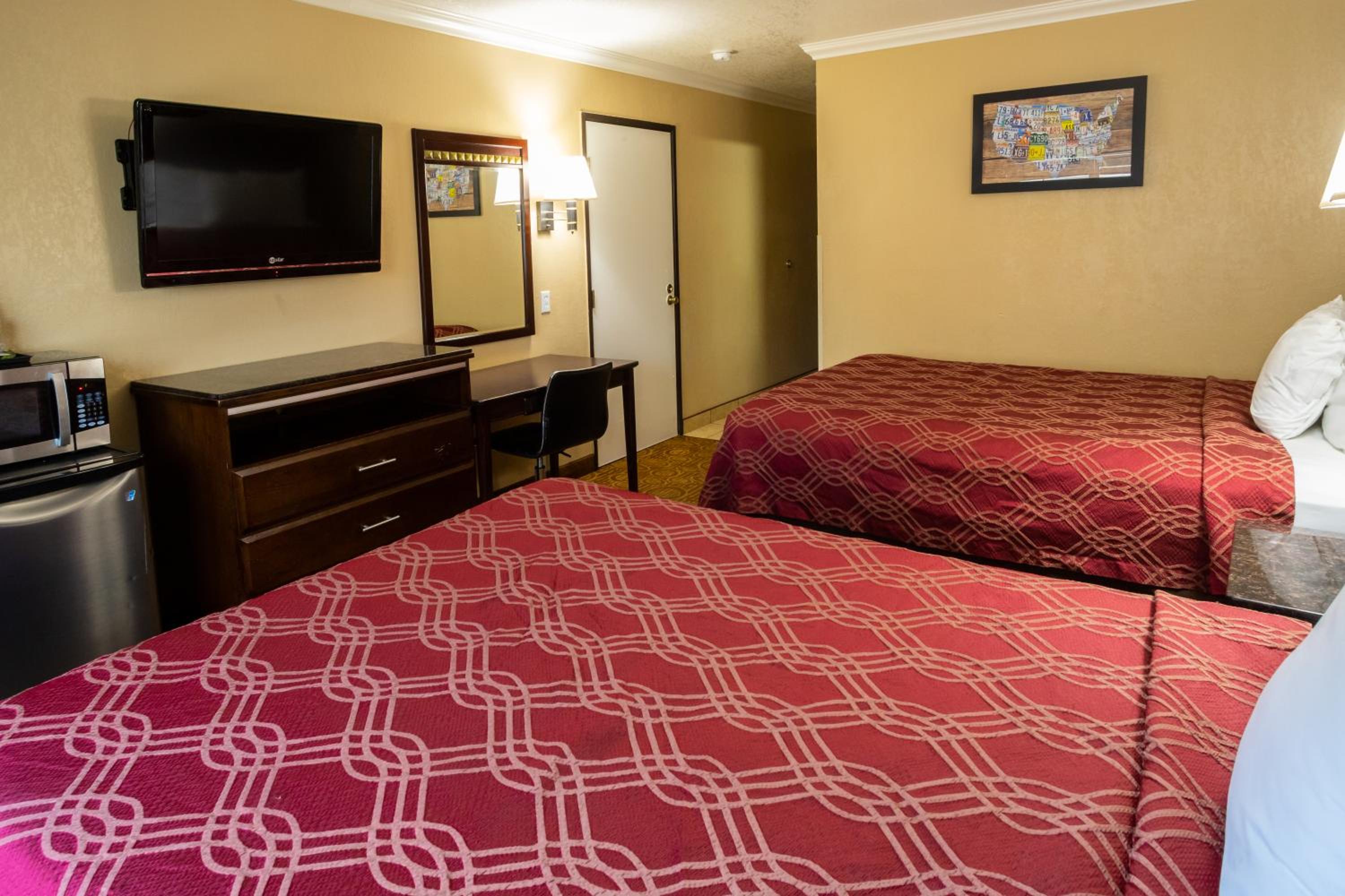 Queen Room with Two Queen Beds - Non-Smoking - Photo 4