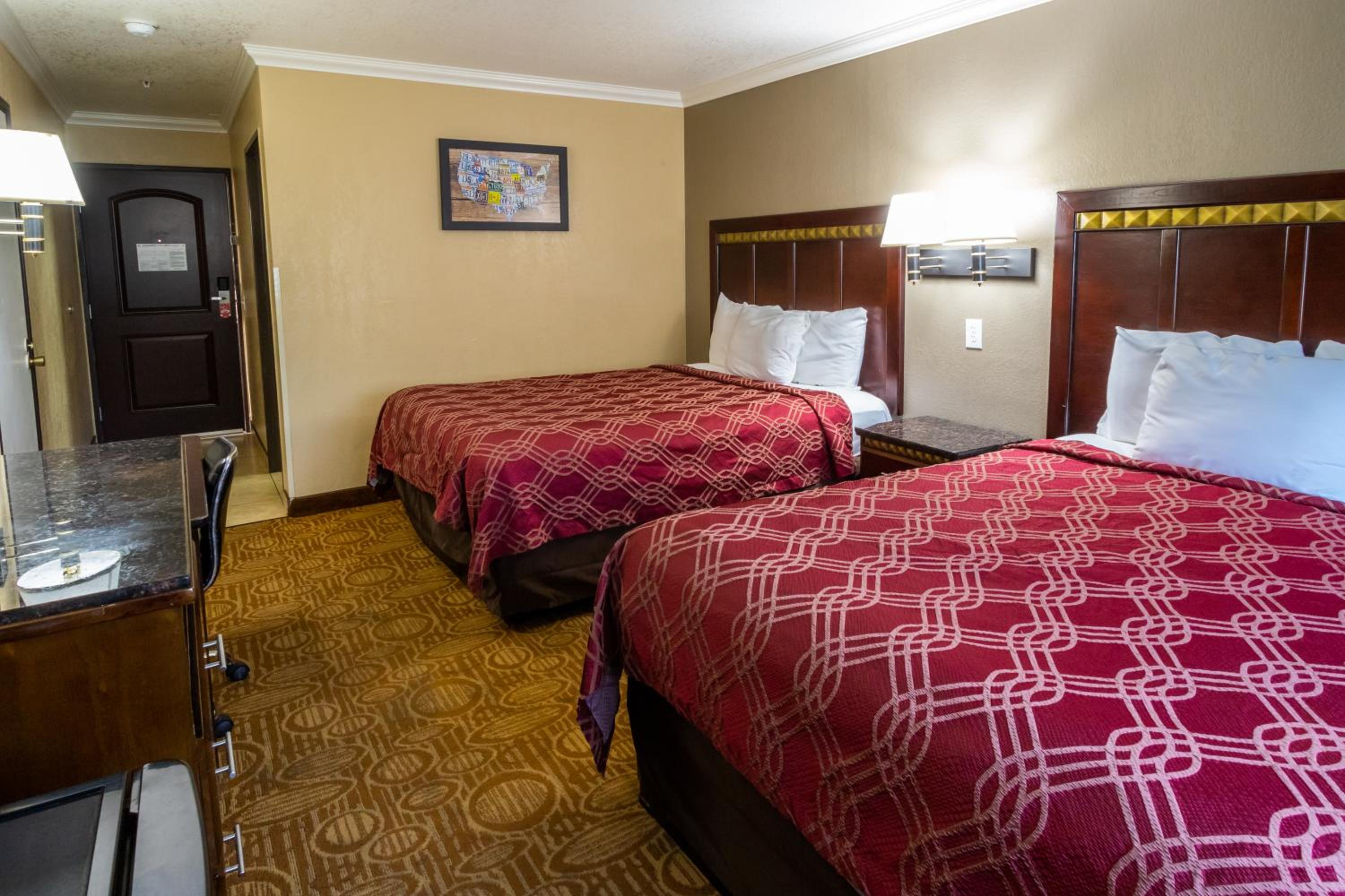 Queen Room with Two Queen Beds - Non-Smoking - Photo 5